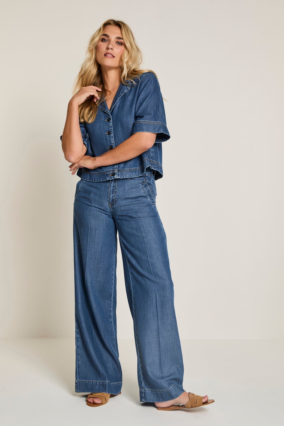 Blauwe Lyocell broek Cloe van Para Mi, L32, met een losse pasvorm en comfortabele stof, zichtbaar in de afbeelding.