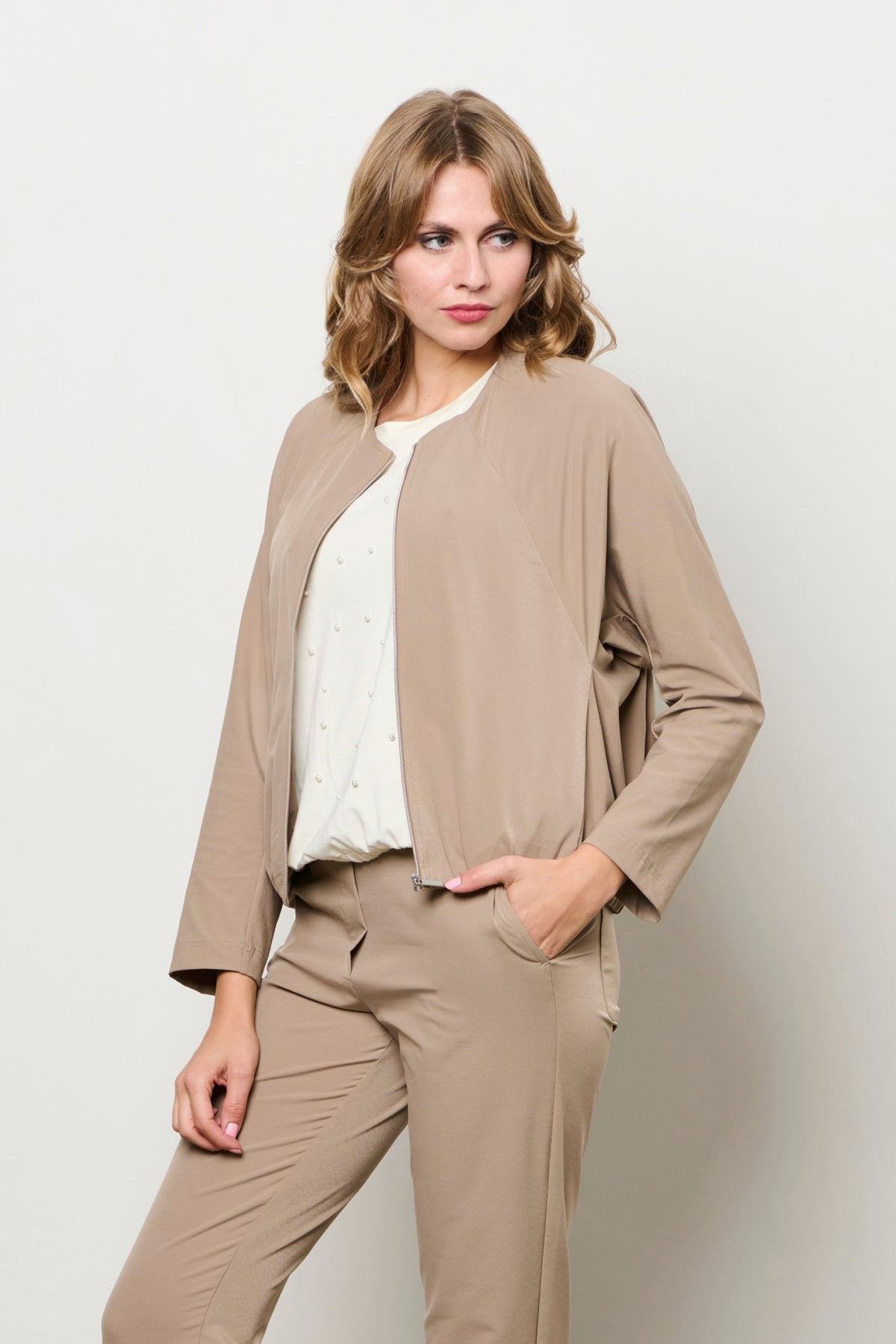 Reisjas voor vrouwen, Pihla taupe van &Co woman, met capuchon en warme voering, geschikt voor reizen en outdoor activiteiten