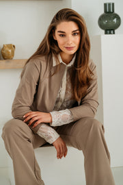 Reisjasje Pihla in taupe van &Co woman, getoond op model met ritssluiting en comfortabele pasvorm.