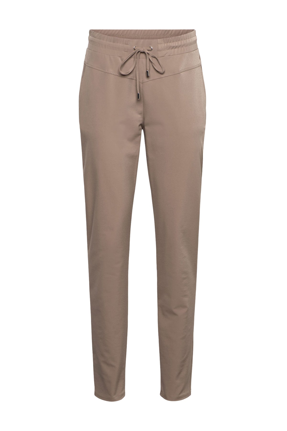 Taupe reiskledingbroek van &Co woman, model Larissa, met comfortabele pasvorm en stijlvolle uitstraling, geschikt voor reis- en casual gebruik.