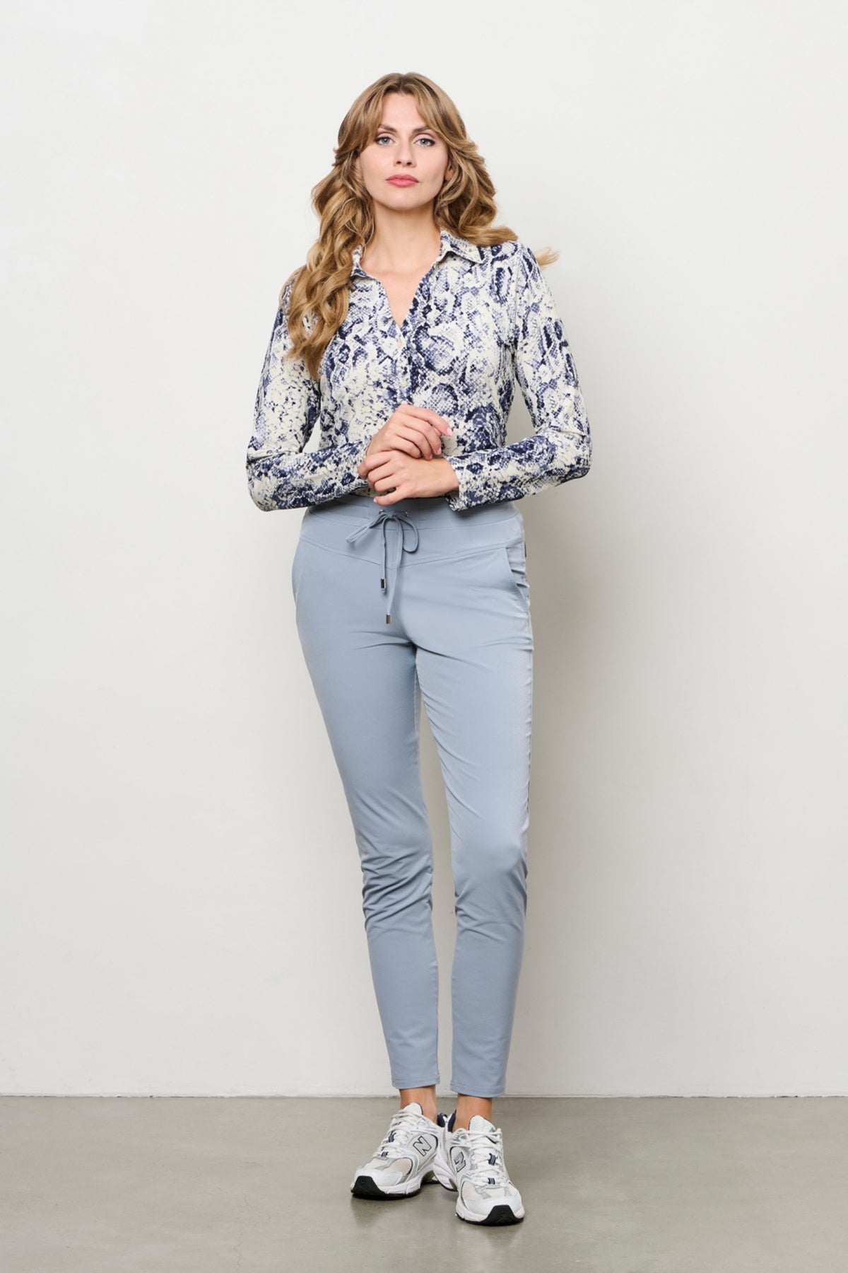 Lieve dames reisbroek Penny Slate van &Co woman, comfortabele broek met slanke pasvorm en praktische zakken.