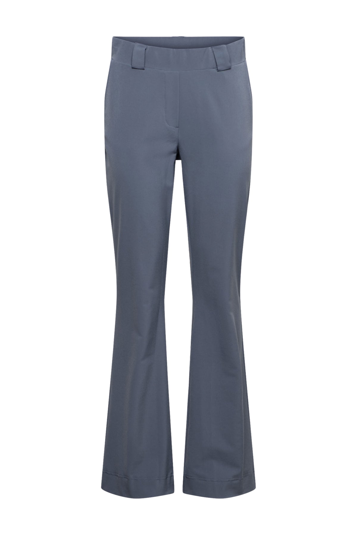 Donkere flared travel broek Penelope van &Co woman, lichtgewicht en comfortabel, gedragen door een model.