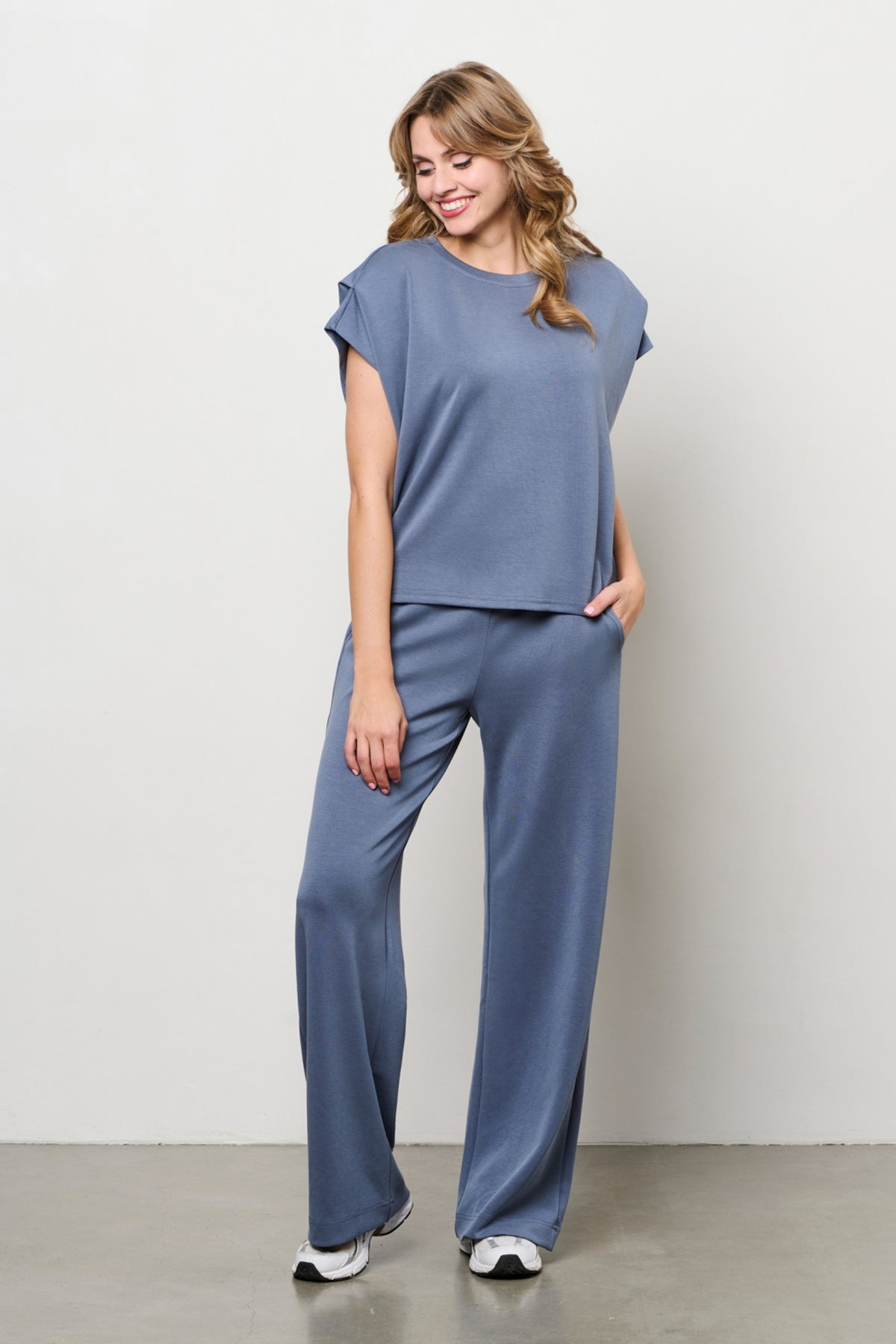 Donkergrijze Dawn broek van &Co woman, model LARISSA, getoond in een stijlvolle, casual pasvorm.