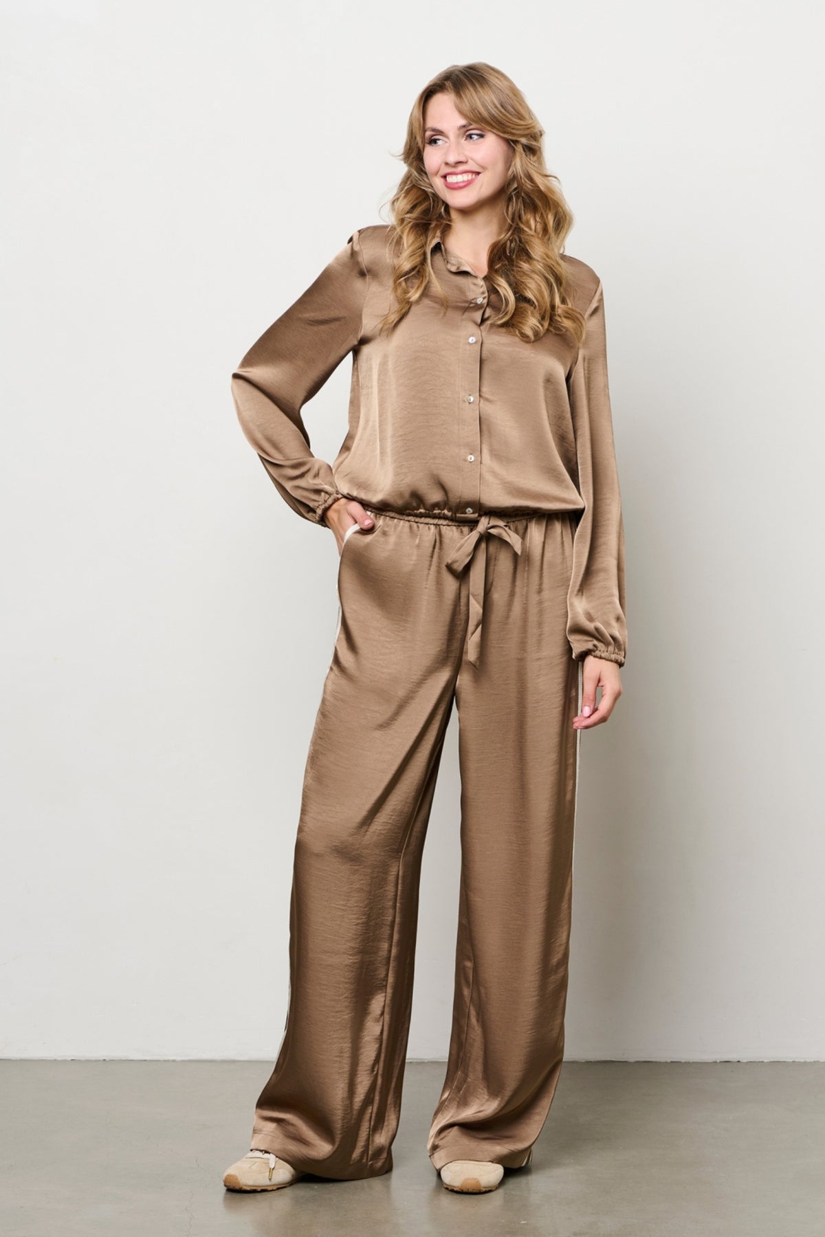 Taupe broek Neomi van &Co woman, getoond in een stijlvolle pasvorm met zakken en elastische taille voor dames.