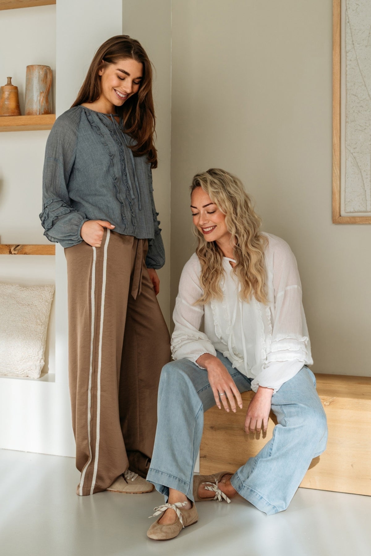 Taupe broek Neomi van &Co woman, stijlvolle damesbroek met rechte pasvorm en comfortabele stof, zichtbaar op de afbeelding.