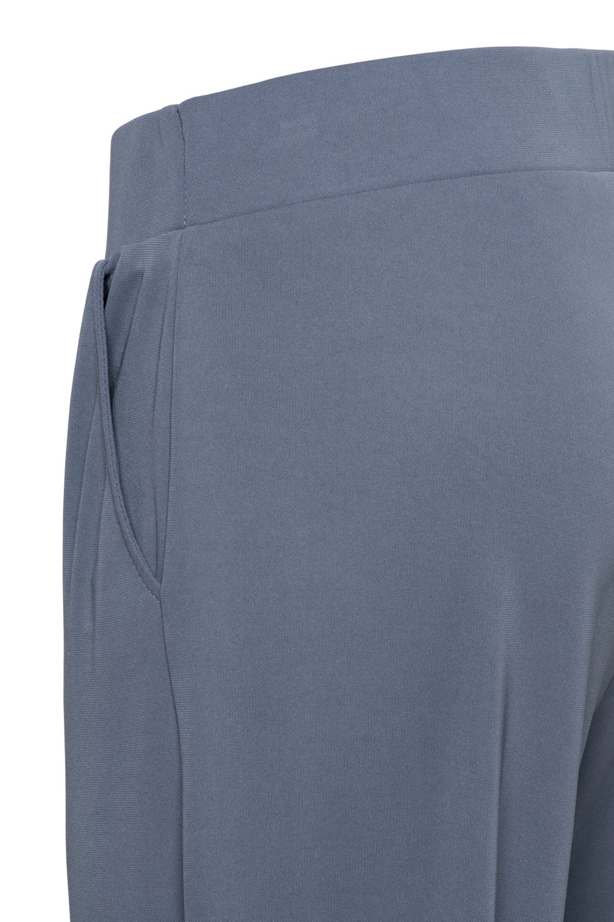 Donkere slate blauwe broek Riley van &Co woman, getailleerd model met zakken, gedragen door een model.