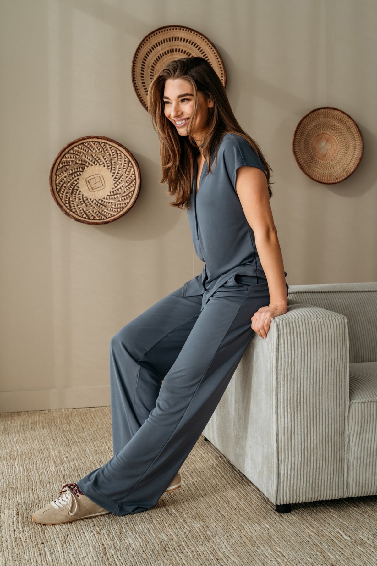 Zwarte Riley broek van &Co woman, donkergrijze PA427 stijl, getoond op model met casual pasvorm en comfortabele stof.