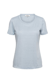Donkerblauw Top Iris Slate TS145 van &Co woman, close-up met fijne textuur en stijlvolle pasvorm.