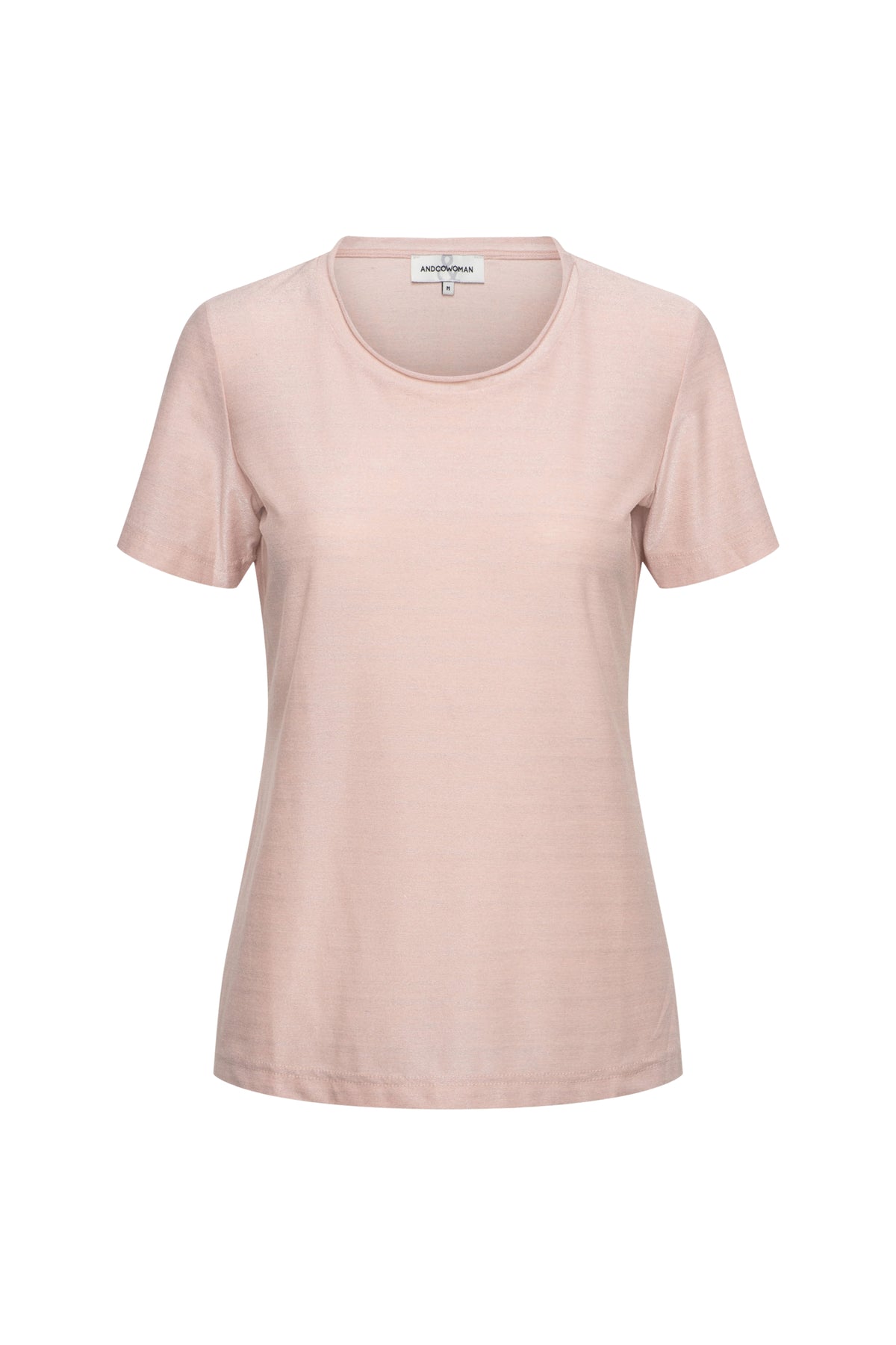 Lichtroze top Iris van &Co woman met ronde hals en korte mouwen, gedragen door een model voor een modieuze uitstraling.