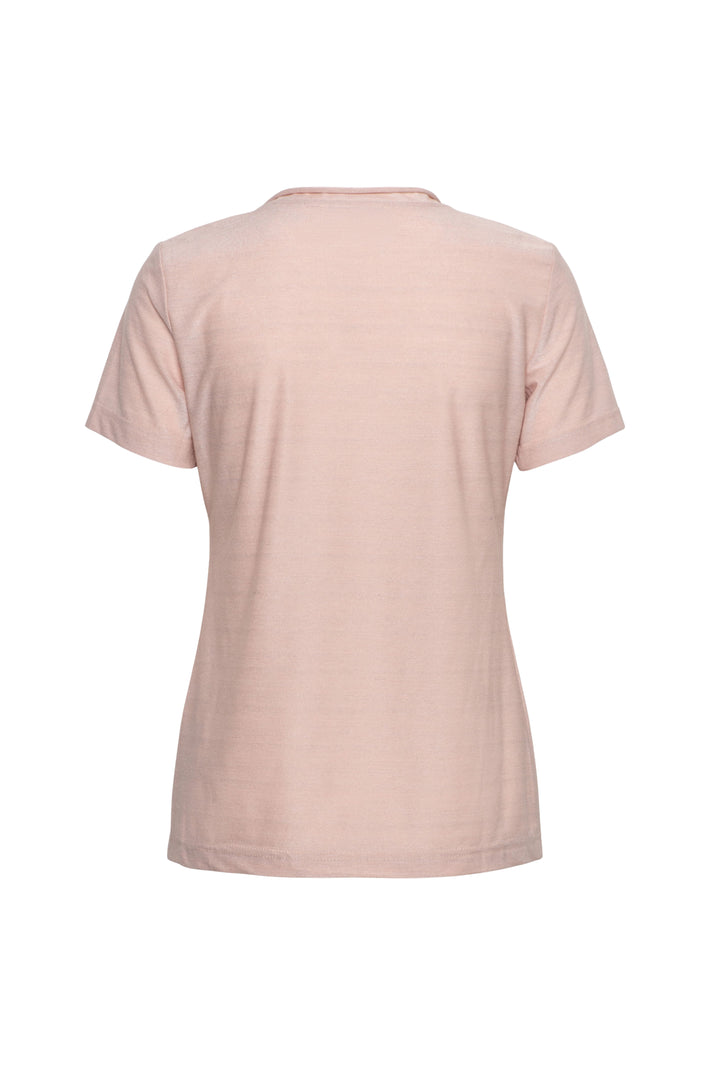 Lichtroze Top Iris van &Co woman met elegante pasvorm en zachte stof, geschikt voor casual en semi-formale gelegenheden.