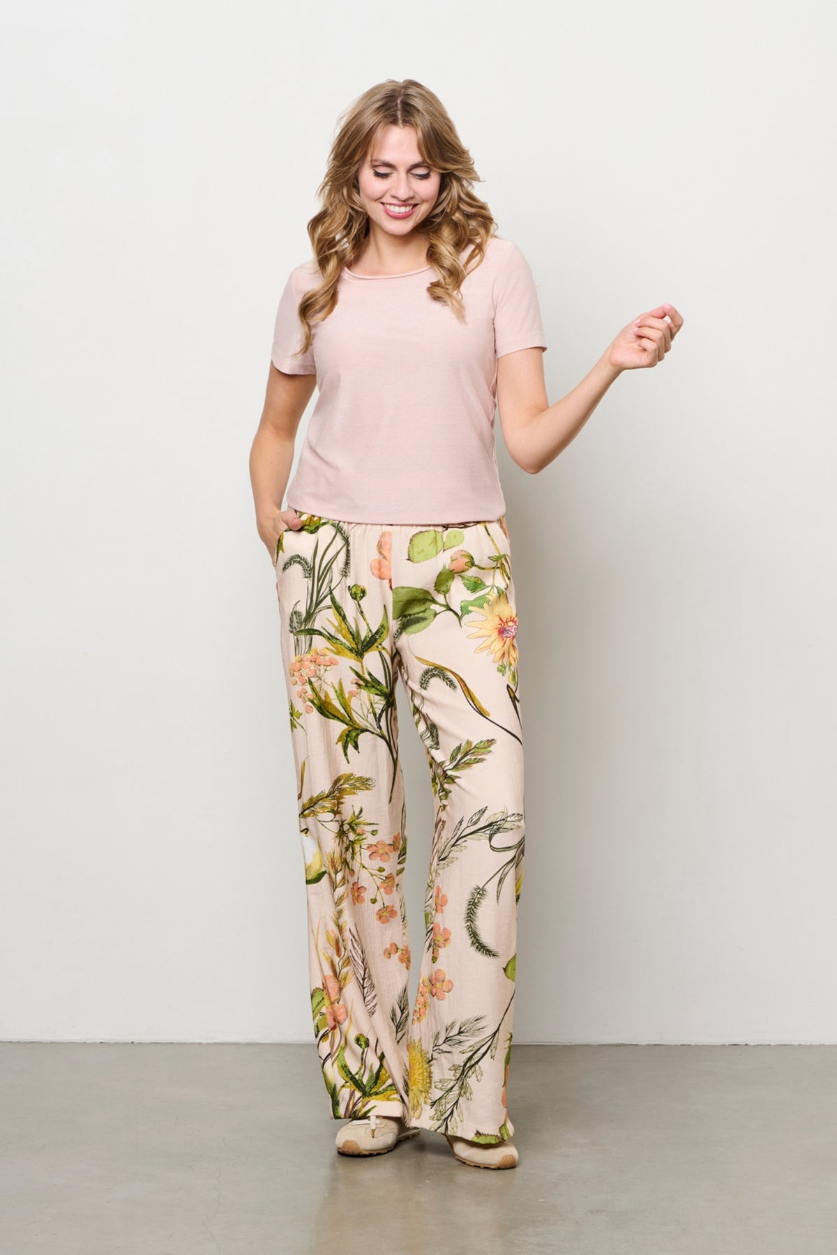 Lichtroze Top Iris van &Co woman met dunne bandjes en elegante pasvorm voor dames.