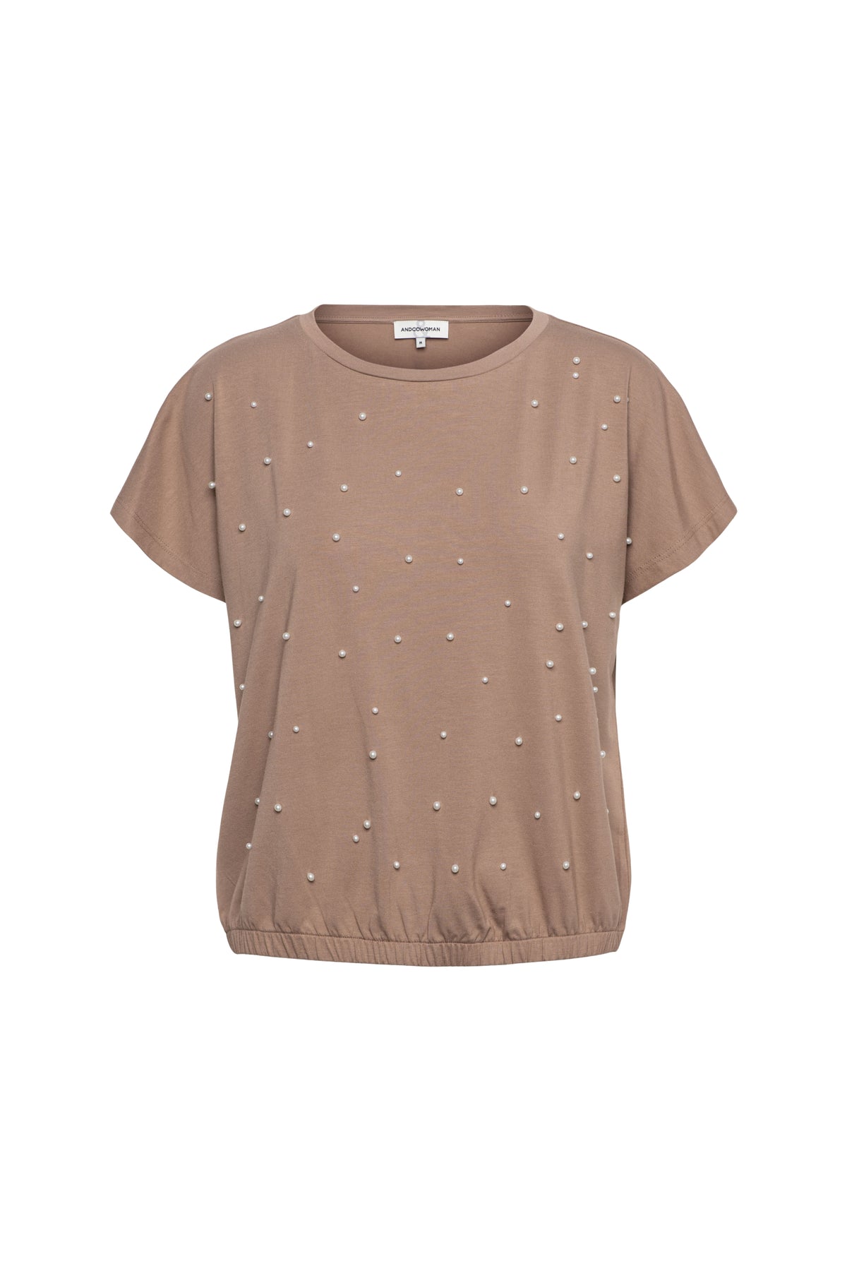 Taupe top Terese van &Co woman met elegante pasvorm, zichtbaar op model met close-up van de stof en details.