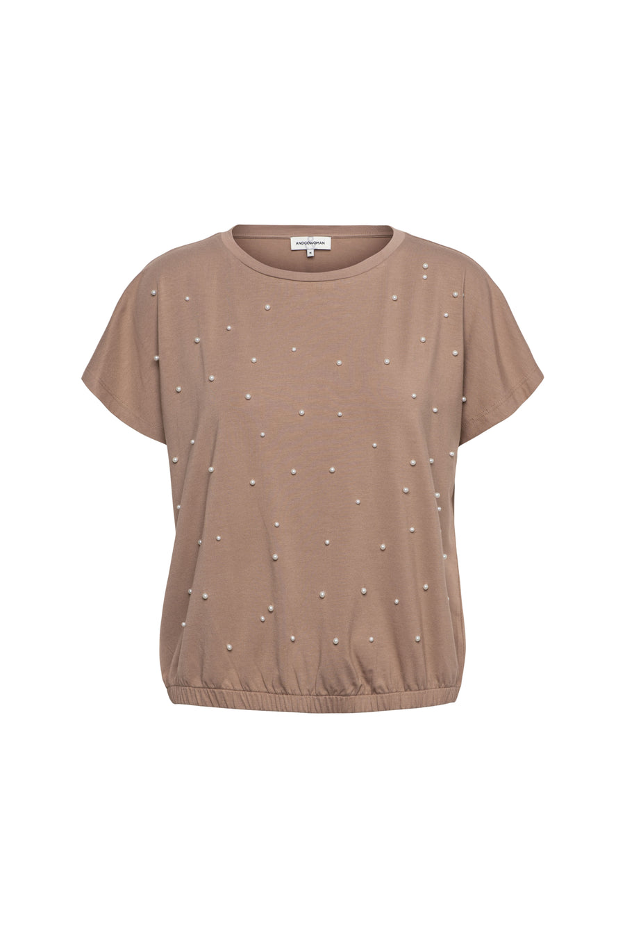Taupe top Terese van &Co woman met elegante pasvorm, zichtbaar op model met close-up van de stof en details.