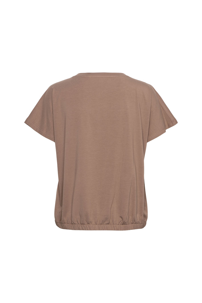 Taupe top Terese van &Co woman met korte mouwen en ronde hals, gedragen door een model.
