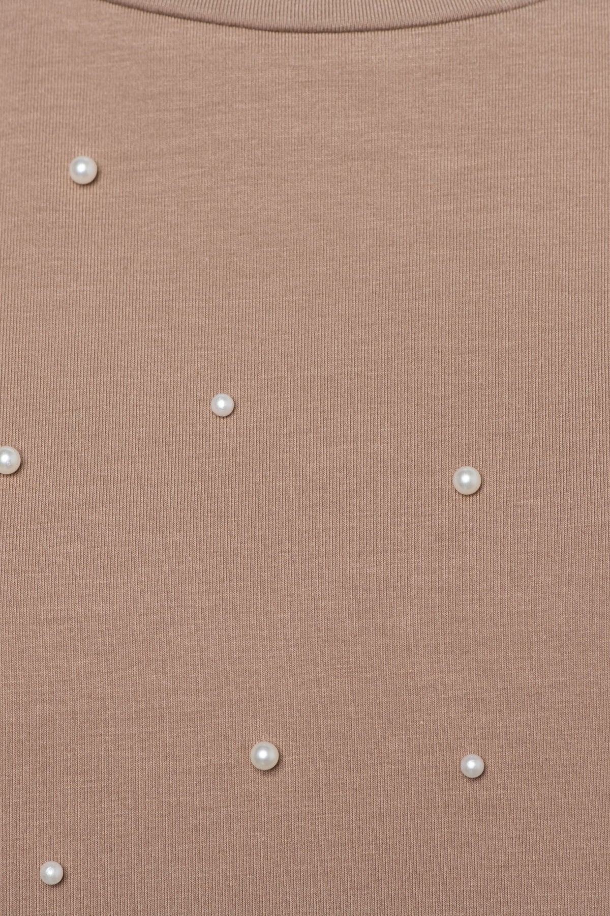 Taupe top Terese van &Co woman, met elegante pasvorm en zachte stof, gedragen door een model.