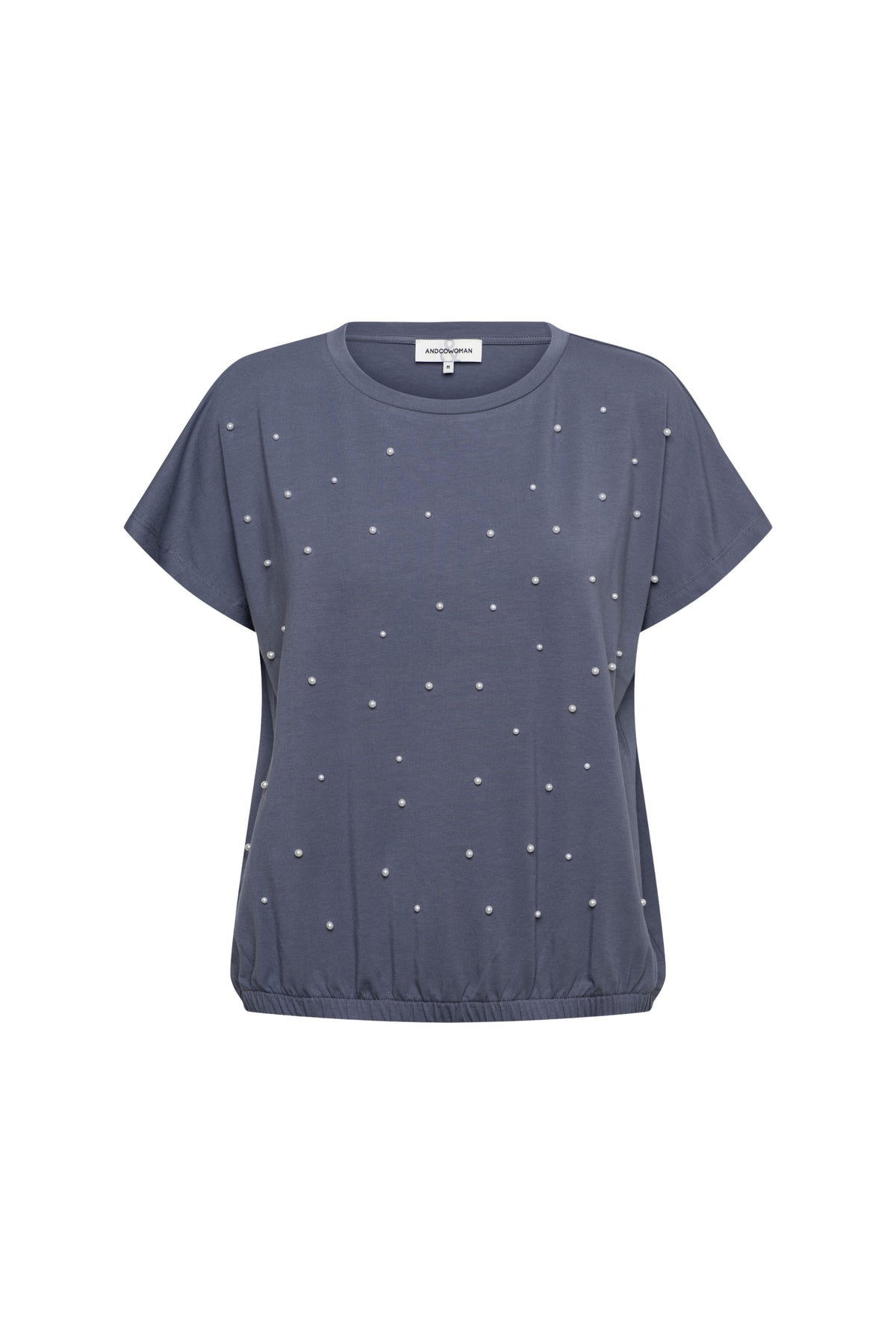 Donkergrijs top Terese van &Co woman, getailleerd model met korte mouwen en ronde hals, gedragen door een model.