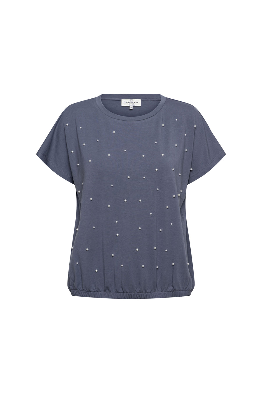 Donkergrijs top Terese van &Co woman, getailleerd model met korte mouwen en ronde hals, gedragen door een model.