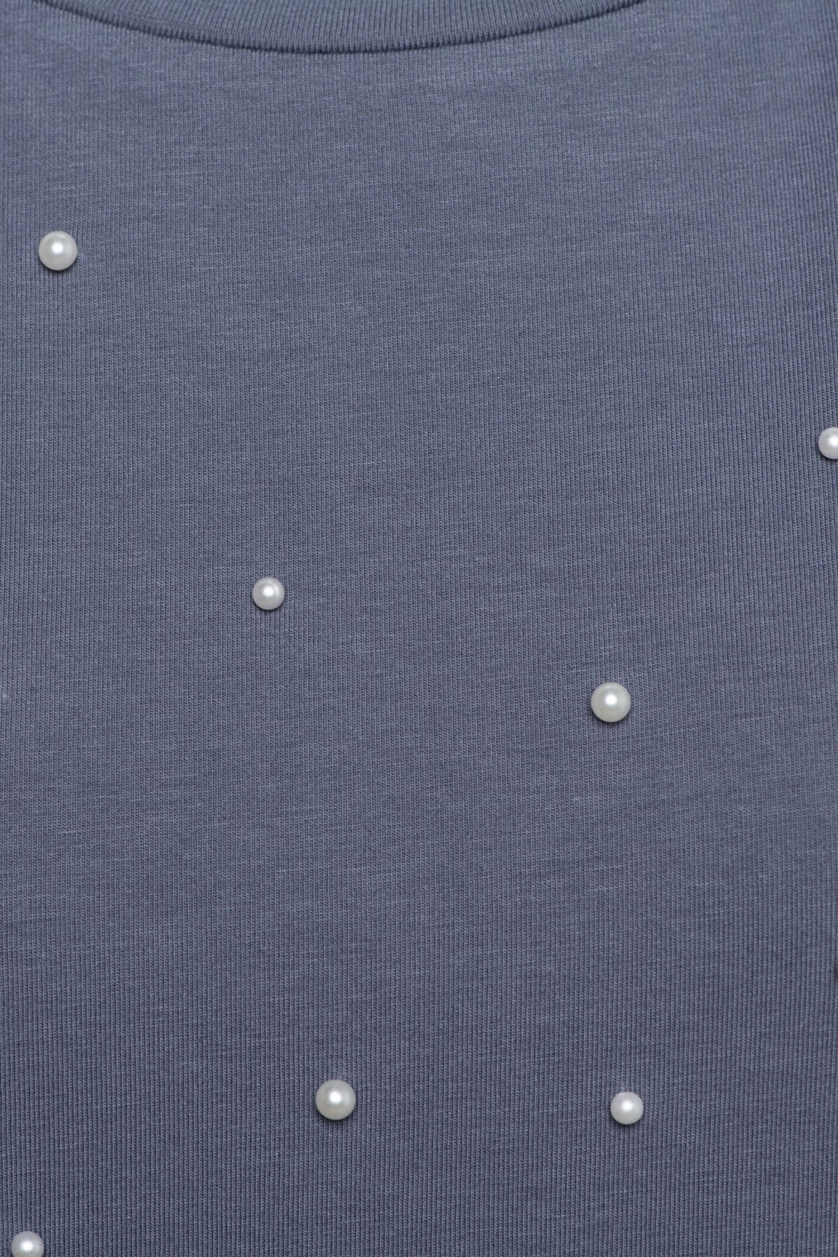 Donkergrijs Top Terese van &Co woman, casual dames top met ronde hals en korte mouwen, gedragen door een model.