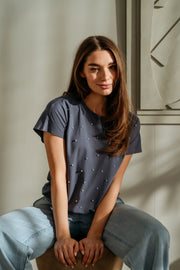 Donkergrijze Top Terese van &Co woman, casual stijl, met ronde hals en korte mouwen, gedragen door een model.