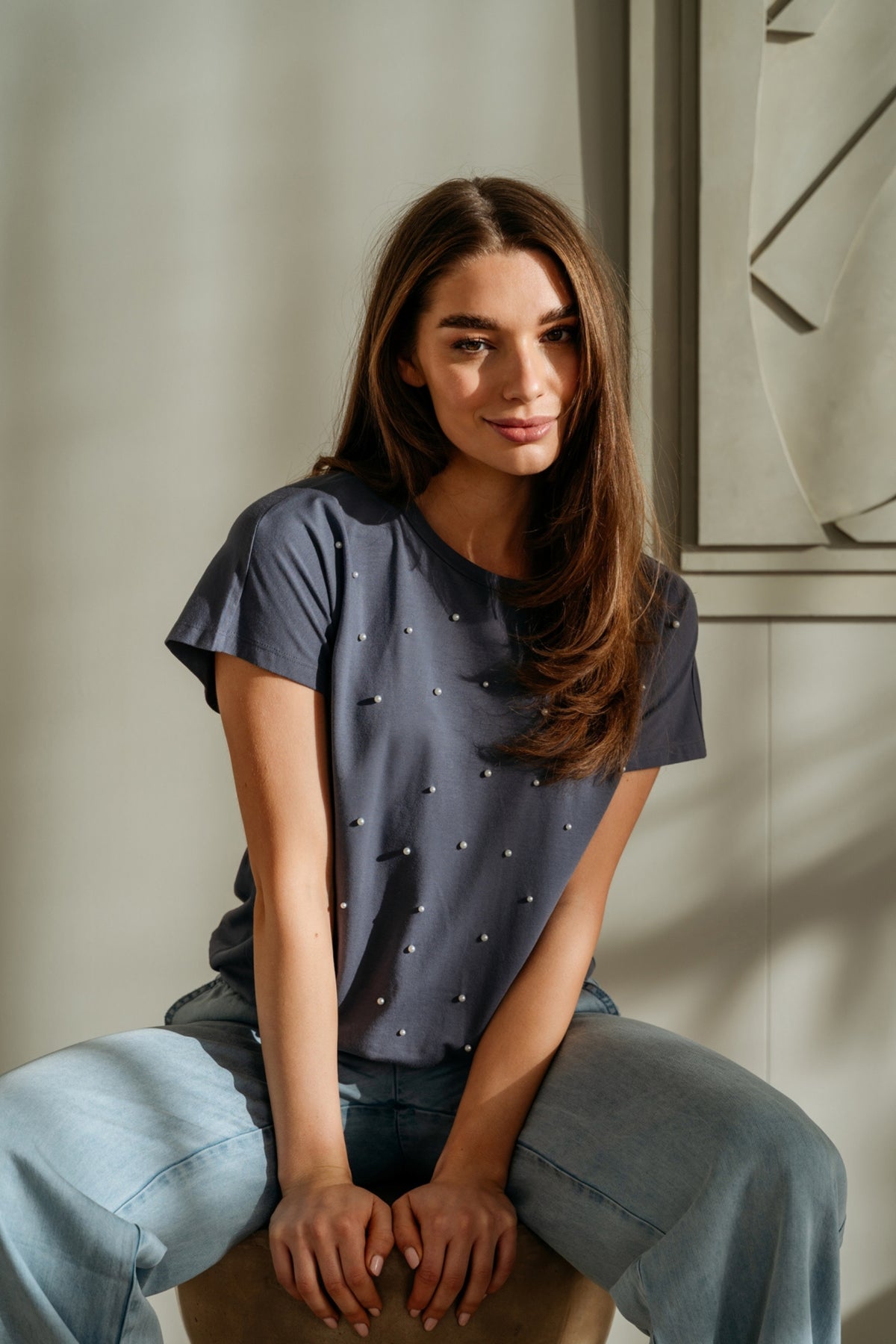 Donkergrijze Top Terese van &Co woman, casual stijl, met ronde hals en korte mouwen, gedragen door een model.