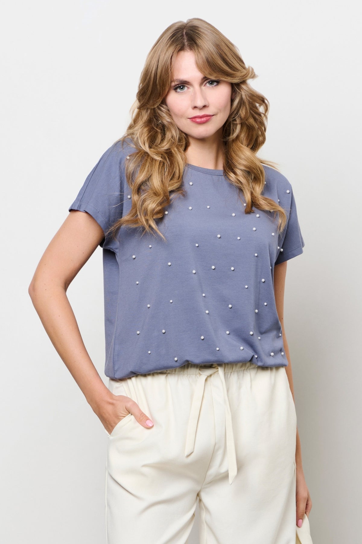 Donkere slate topper Terese van &Co woman, katoenen top met korte mouwen en ronde hals, gedragen door een model.