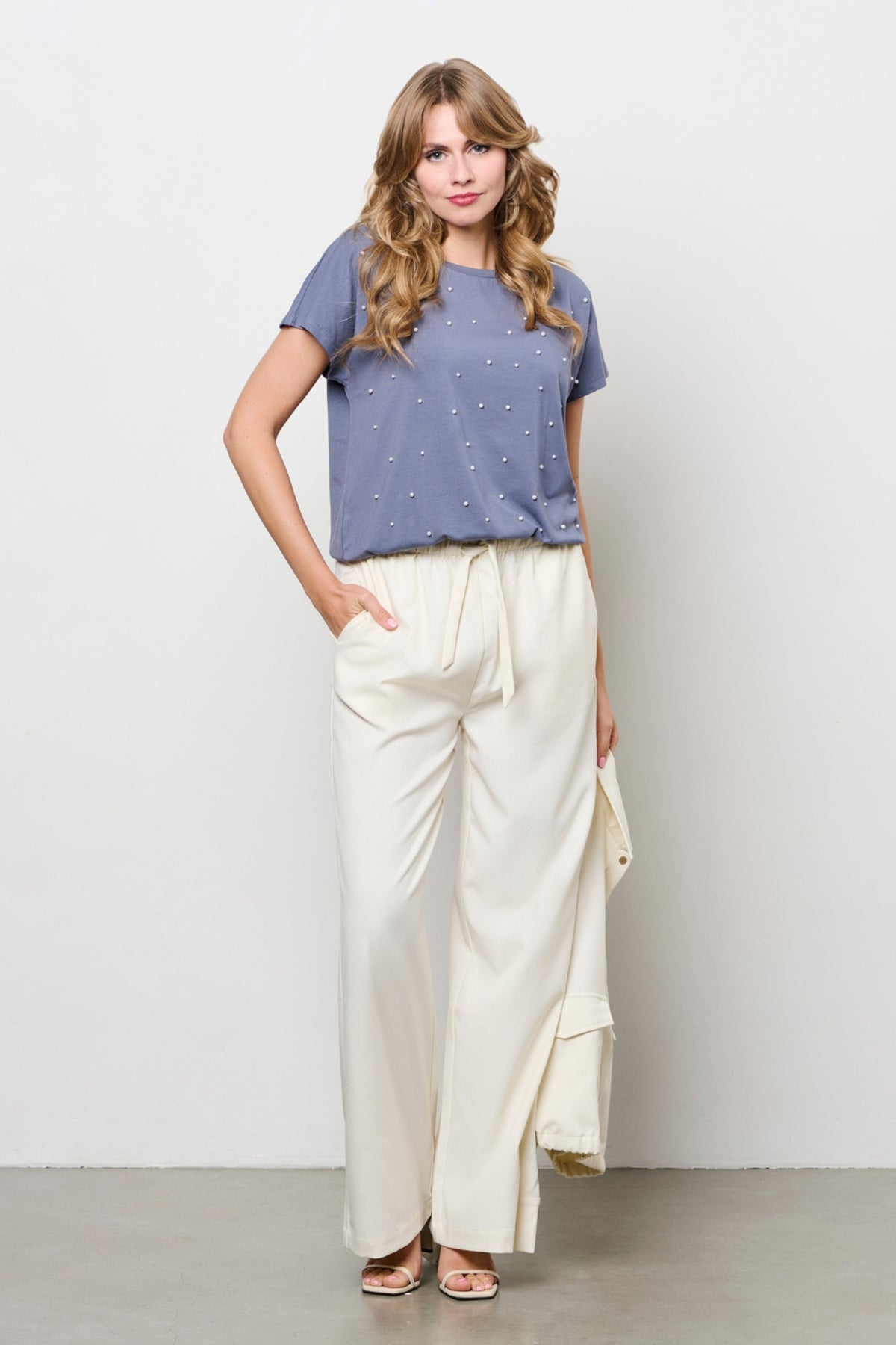 Donkergrijze Top Terese van &Co woman, getailleerd model met ronde hals en korte mouwen, op een model gedragen.