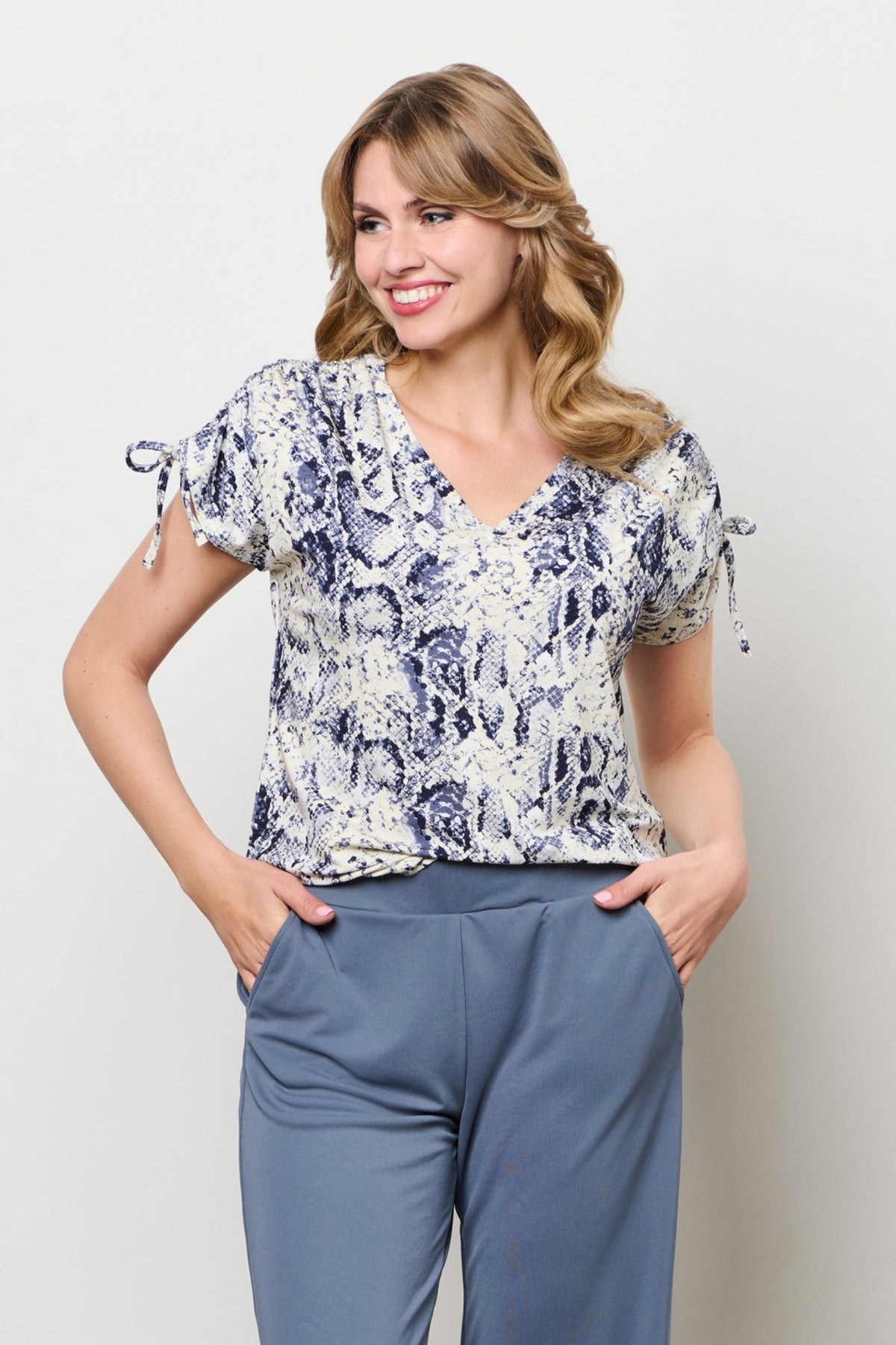 Viana Snake Slate Multi top van &Co woman, zwart met print, getailleerd model, geschikt voor casual en stijlvolle outfits