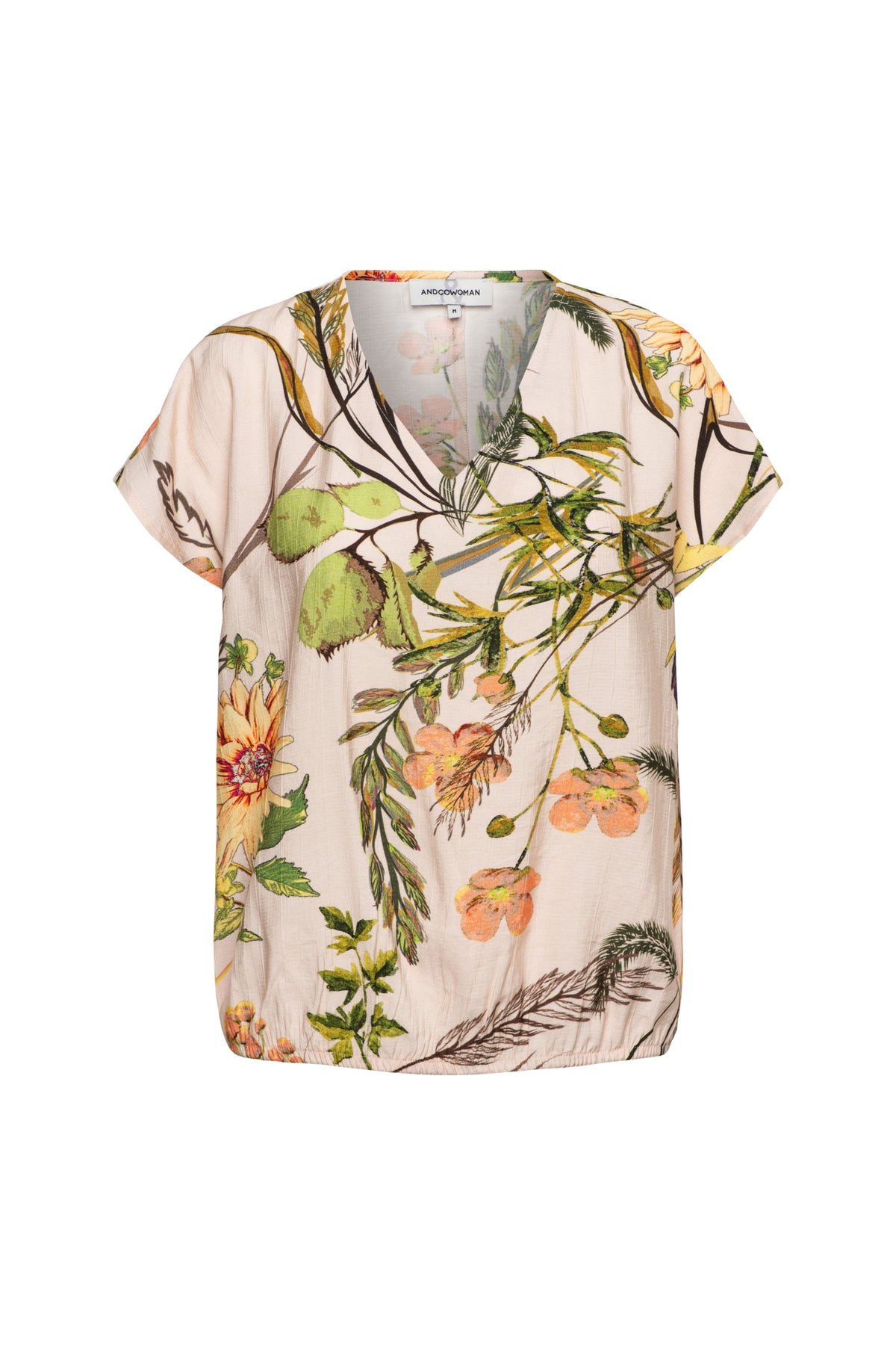 Roze multi-color top Amke Flower Powder van &Co woman, modieus en lichtgewicht, gedragen door een model.
