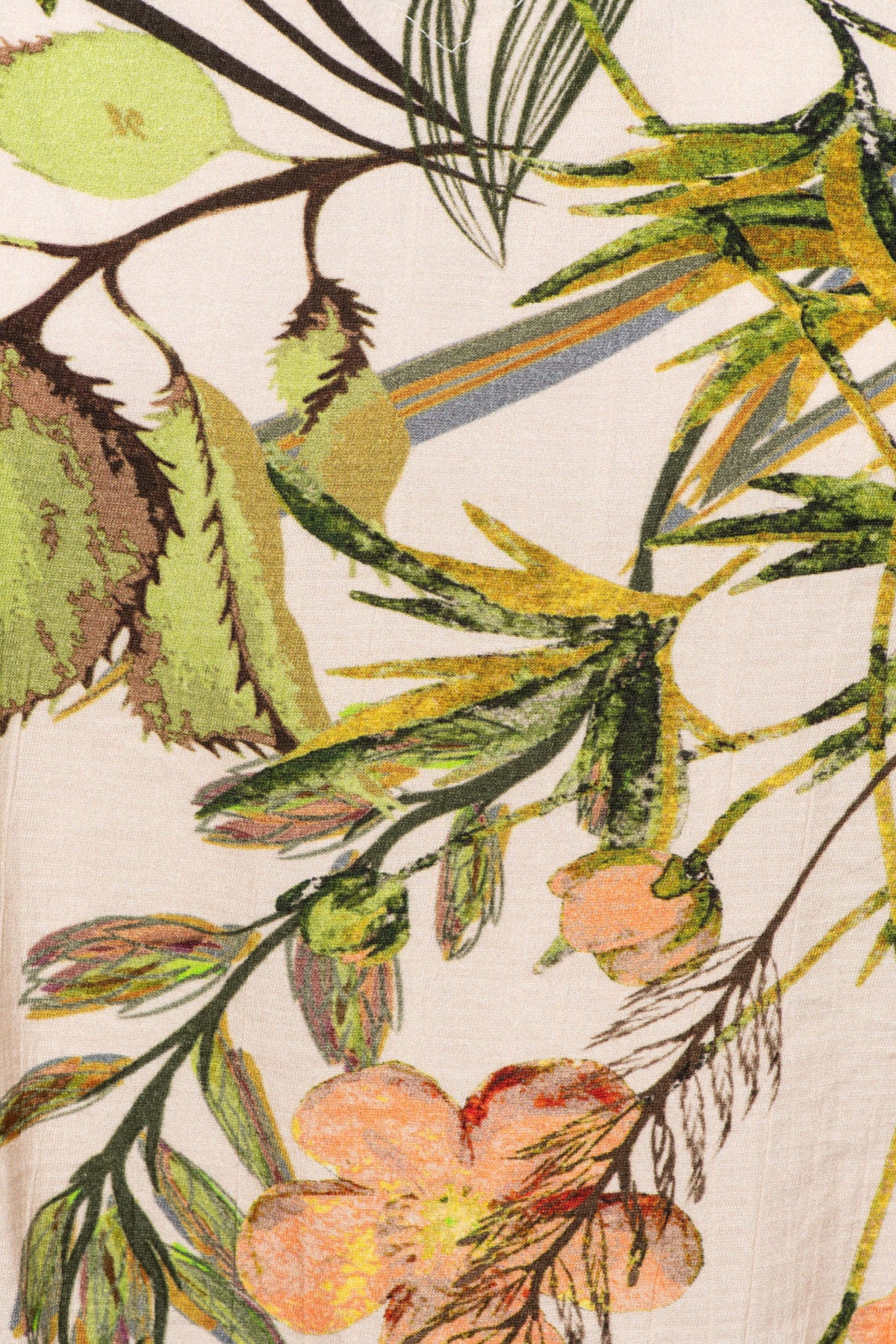 Roze multi-gekleurde top van &Co woman met bloemprint, model Amke Flower Powder Pink Multi, op een witte achtergrond.