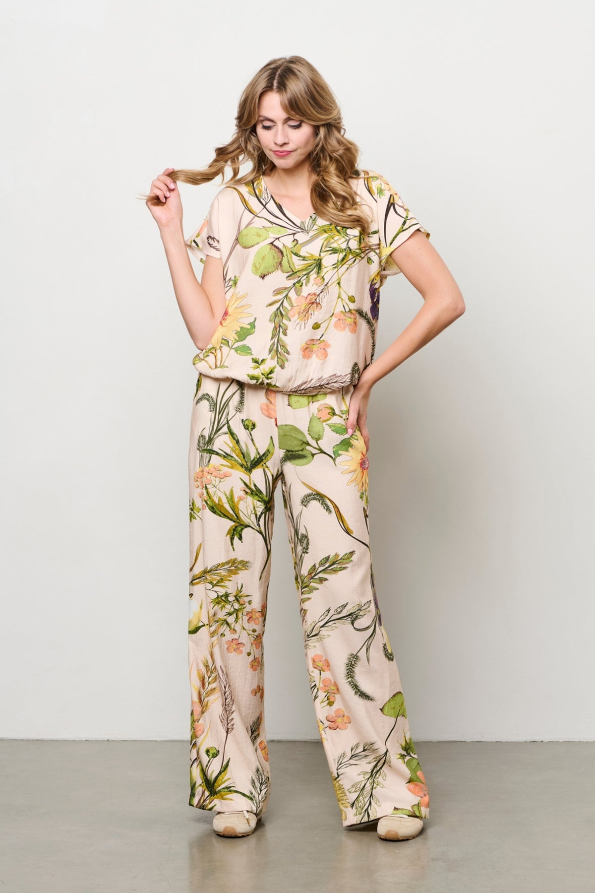 Roze multi-kleurige bloemen top van &Co woman, Amke Flower Powder, met bloemendetails en elegante pasvorm.