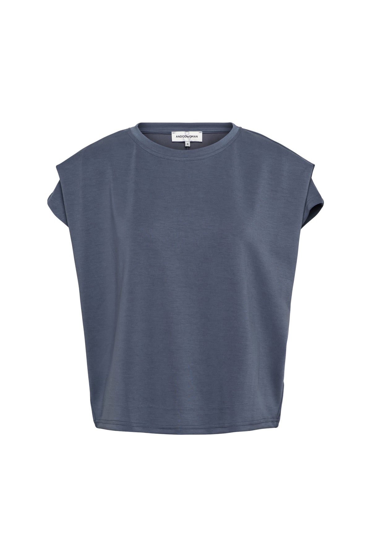 Donkergrijze top Danae van &Co woman, stijlvol en comfortabel, getoond op een model met een neutrale achtergrond.