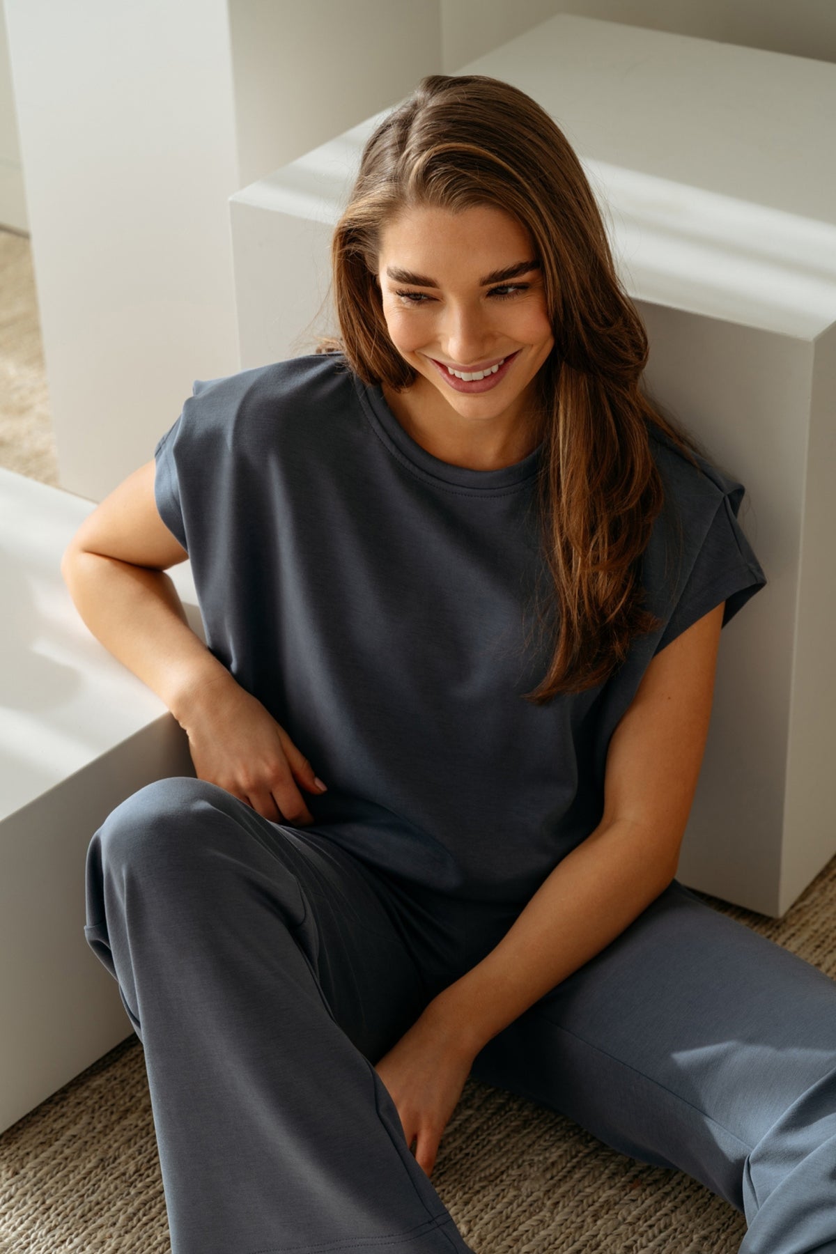 Donkergrijze Danae top van &Co woman met V-hals en korte mouwen, gedragen door een model.