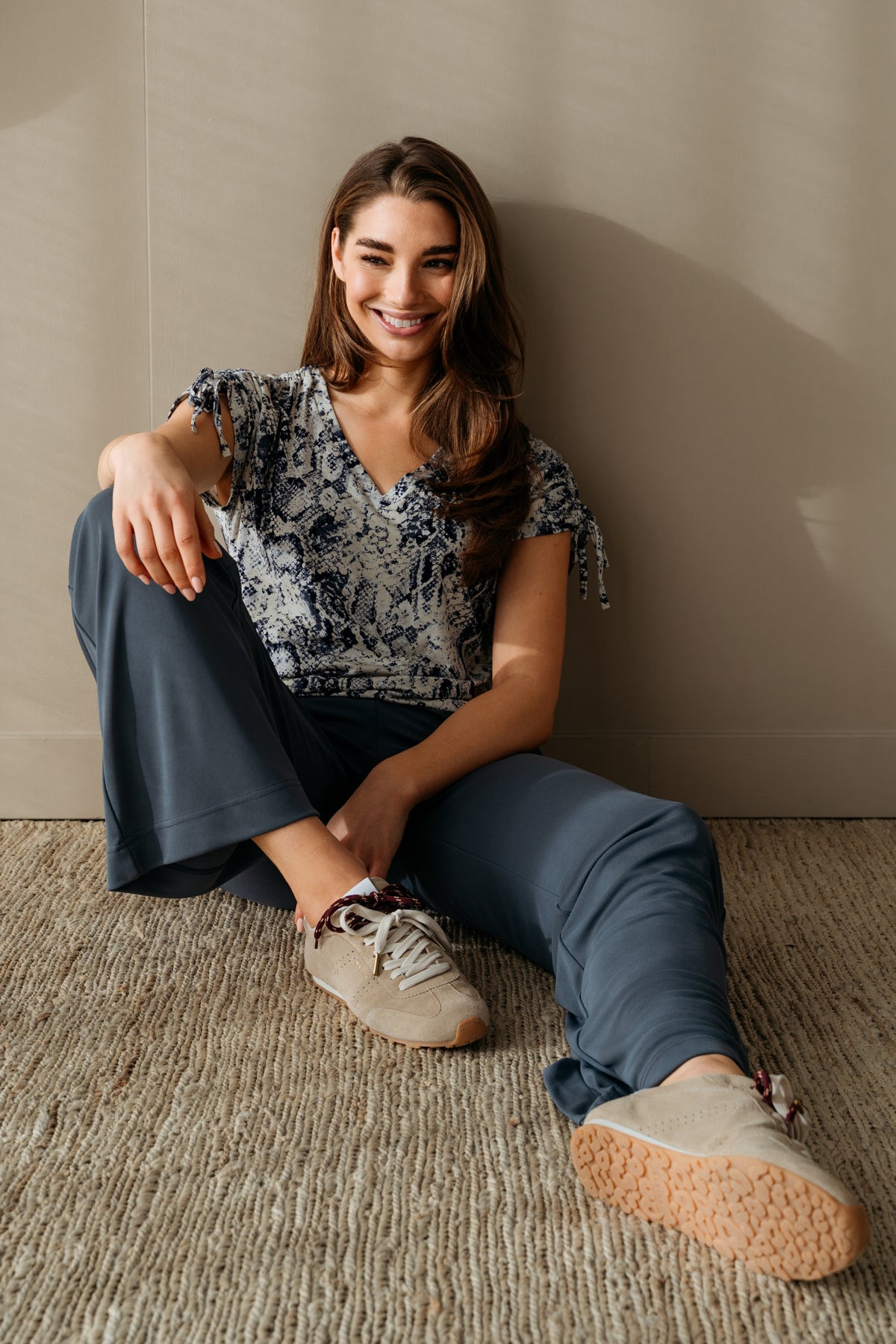 Viana Snake Slate Multi top voor dames van &Co woman met een modieuze snake print en veelzijdig ontwerp.