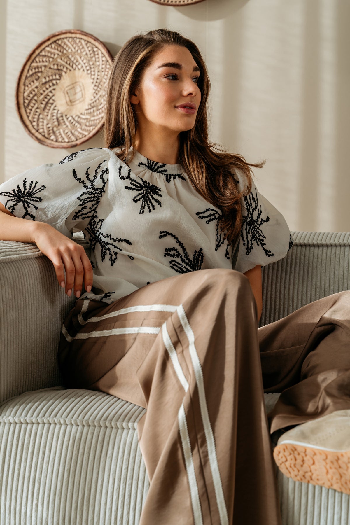 Lichte beige blouse Wyanne van &Co woman, met losse pasvorm en elegante details, gedragen door een model.