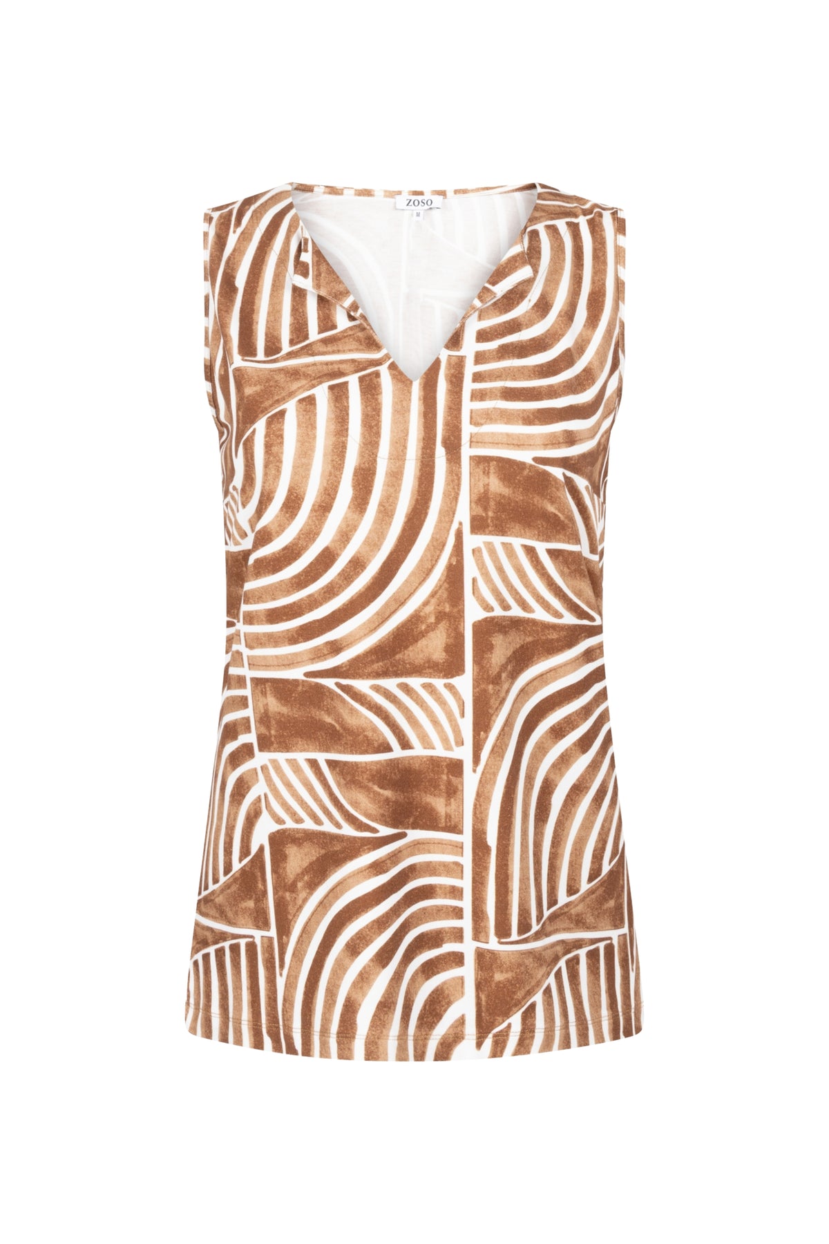 Zoso Top Britt Summer Camel, lichtgewicht damestop in camel kleur, geschikt voor zomerse outfits, op model gedragen.