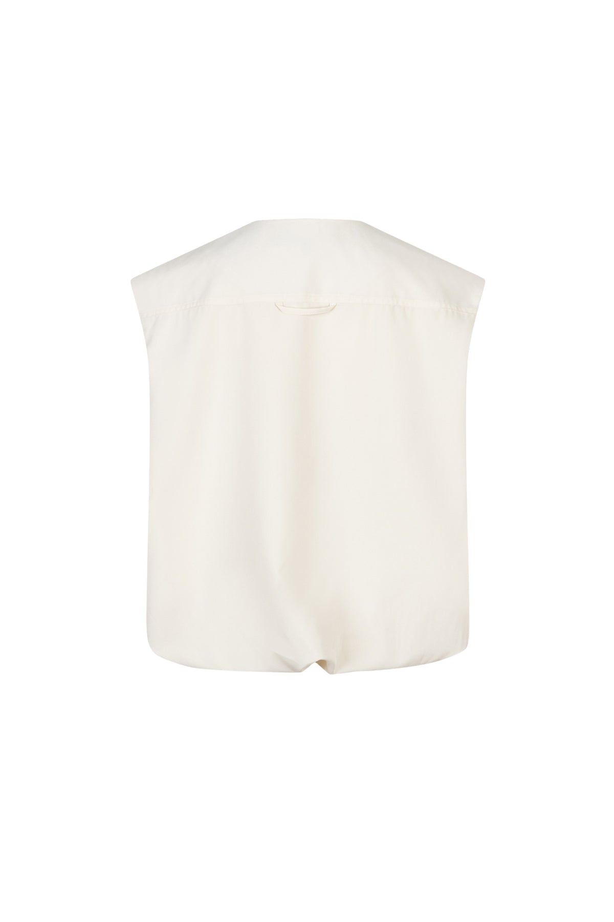 Laarzen van rood leer met decoratieve details en een lage hak, perfect voor casual en elegante outfits.