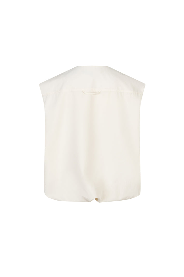 Laarzen van rood leer met decoratieve details en een lage hak, perfect voor casual en elegante outfits.