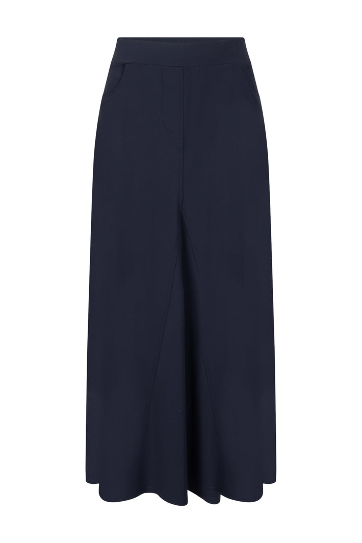 Navy blauwe travel rok Helena van Zoso, getoond in een stijlvolle pasvorm met elastische taille en praktische details.