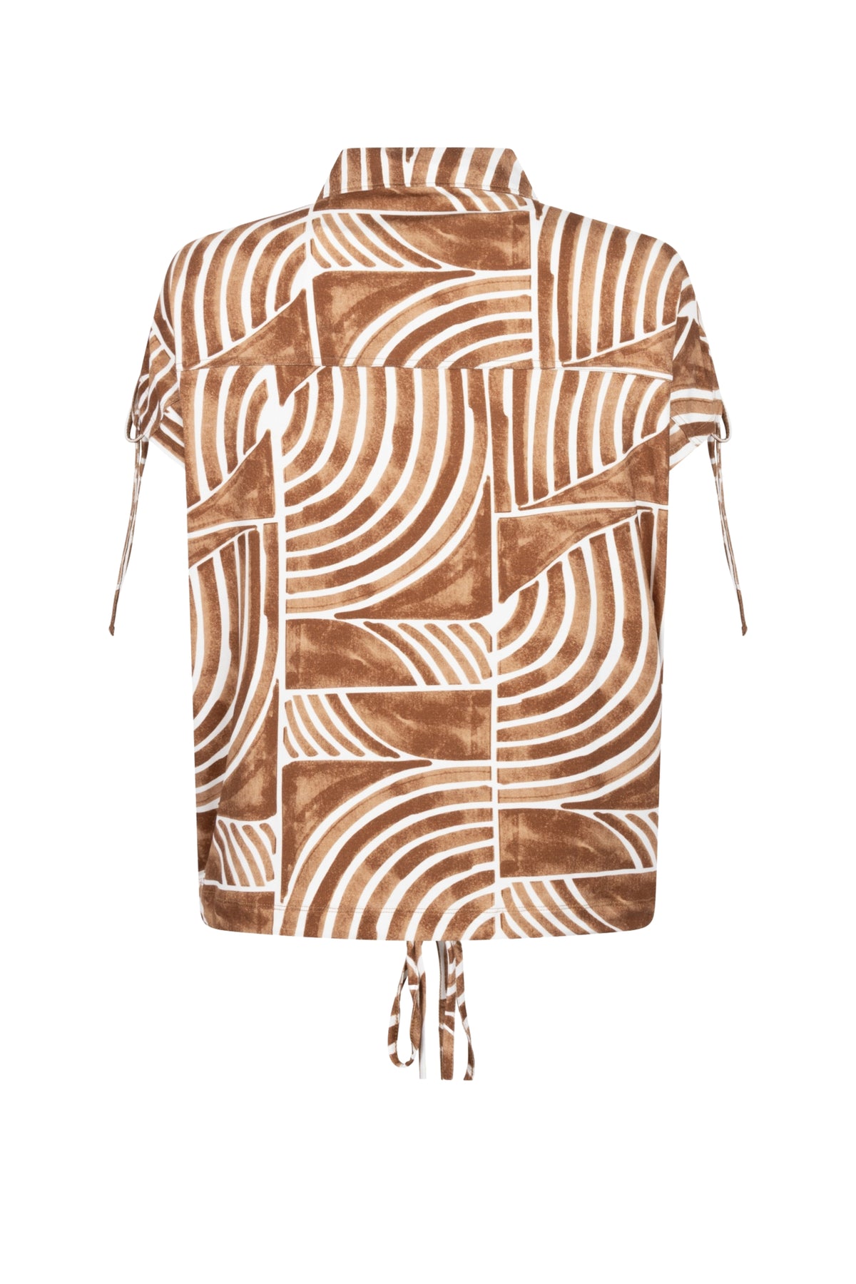 Zoso Leila zomerblouse in camel kleur met wijde mouwen en knoopsluiting, gedragen door model.