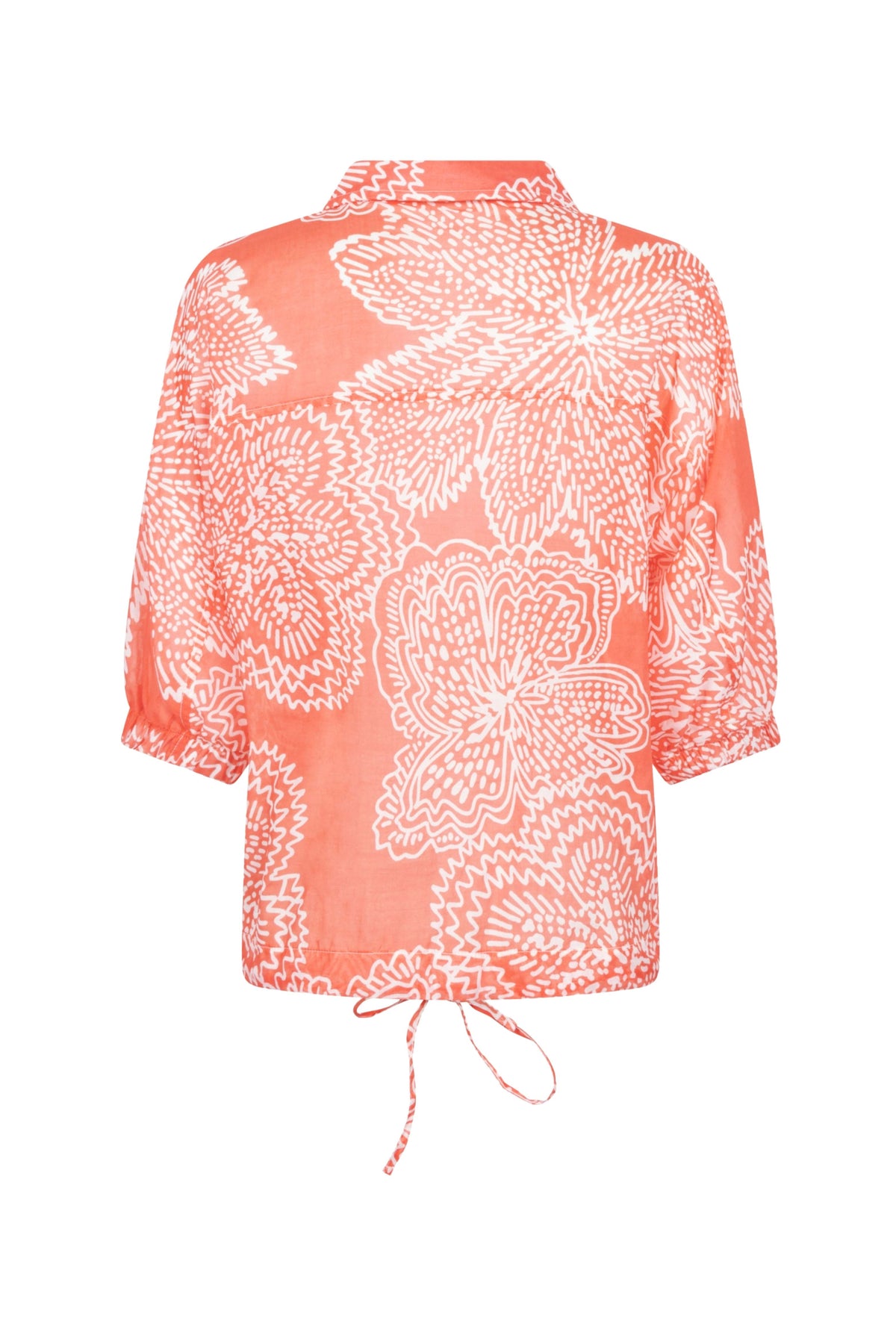 Zoso blouse Luca Coral 262, lichtgewicht met lange mouwen en ronde hals, gedragen door een model.