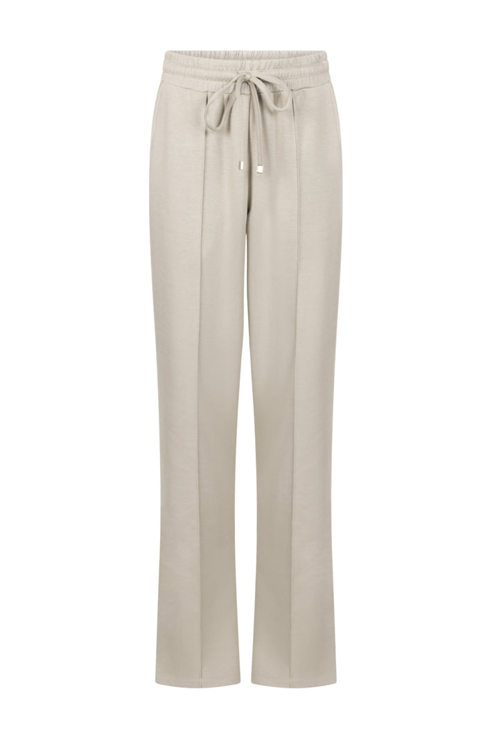 Zoso Melanie Sage broek, casual damesmodel met comfortabele pasvorm, in een zachte groentint, zichtbaar in de afbeelding.