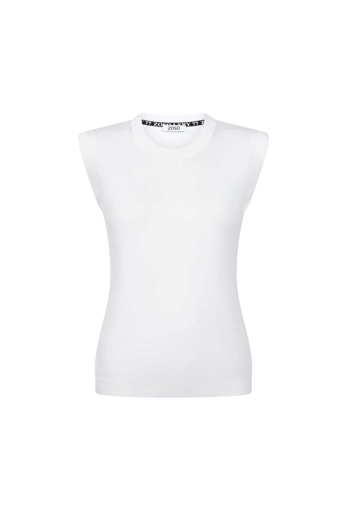 Wit top Patty van Zoso met korte mouwen en ronde hals, gedragen door een model, voor een casual look.