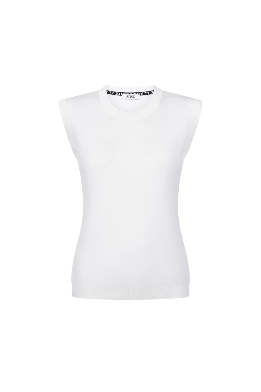 Wit top Patty van Zoso met korte mouwen en ronde hals, gedragen door een model, voor een casual look.