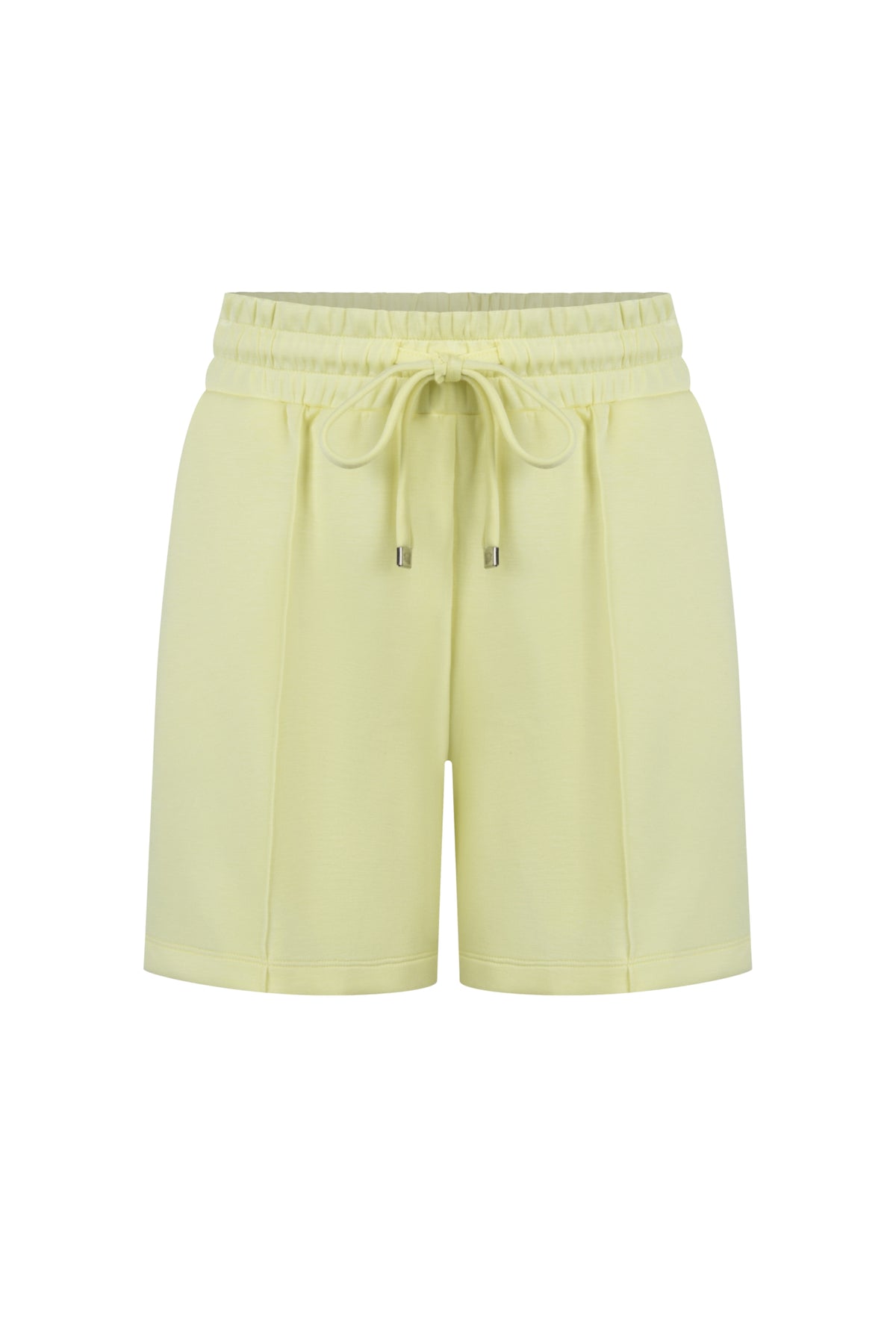 Lange, gele short Saskia van Zoso, licht en luchtig voor zomerse dagen, met een comfortabele pasvorm.