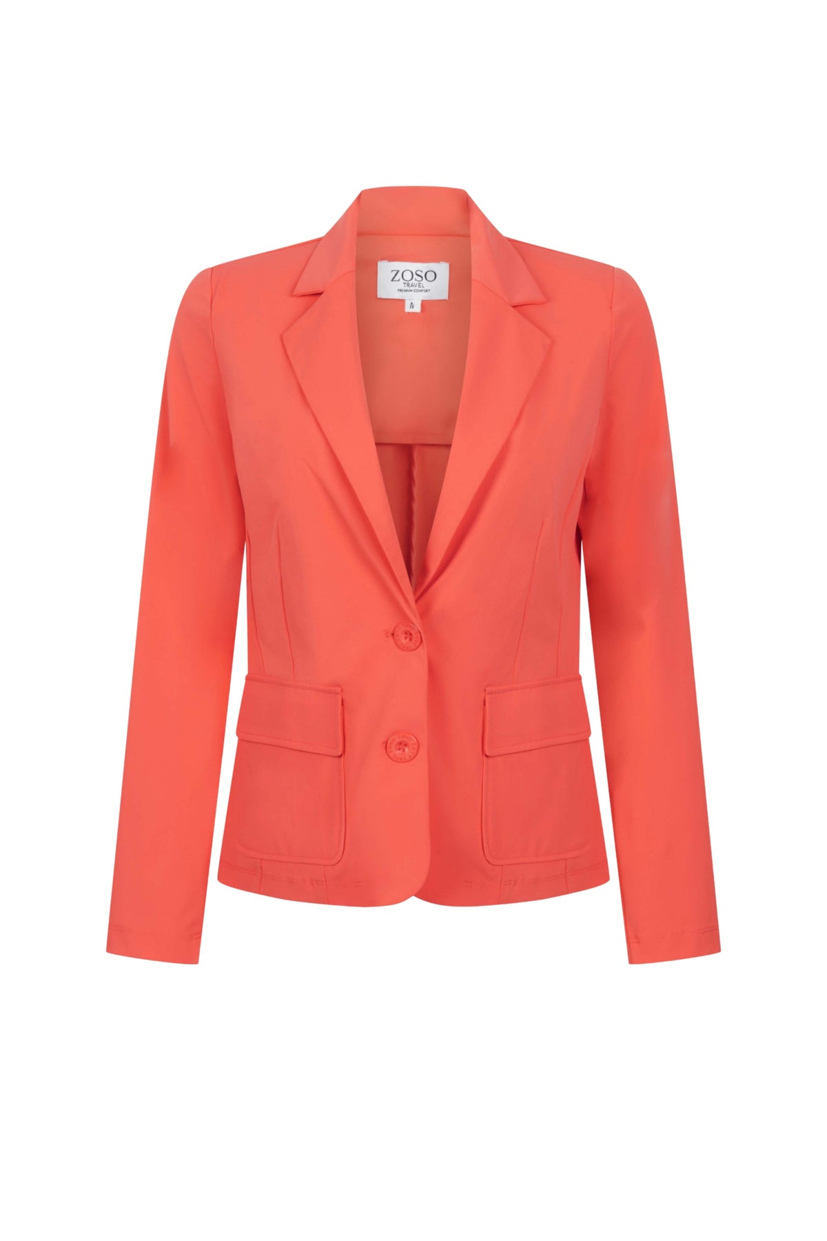 Zoso Travel Blazer Chantal Coral 262, lichtgewicht damesblazer in oranje kleur, gedragen door model op straat, close-up van het kledingstuk.