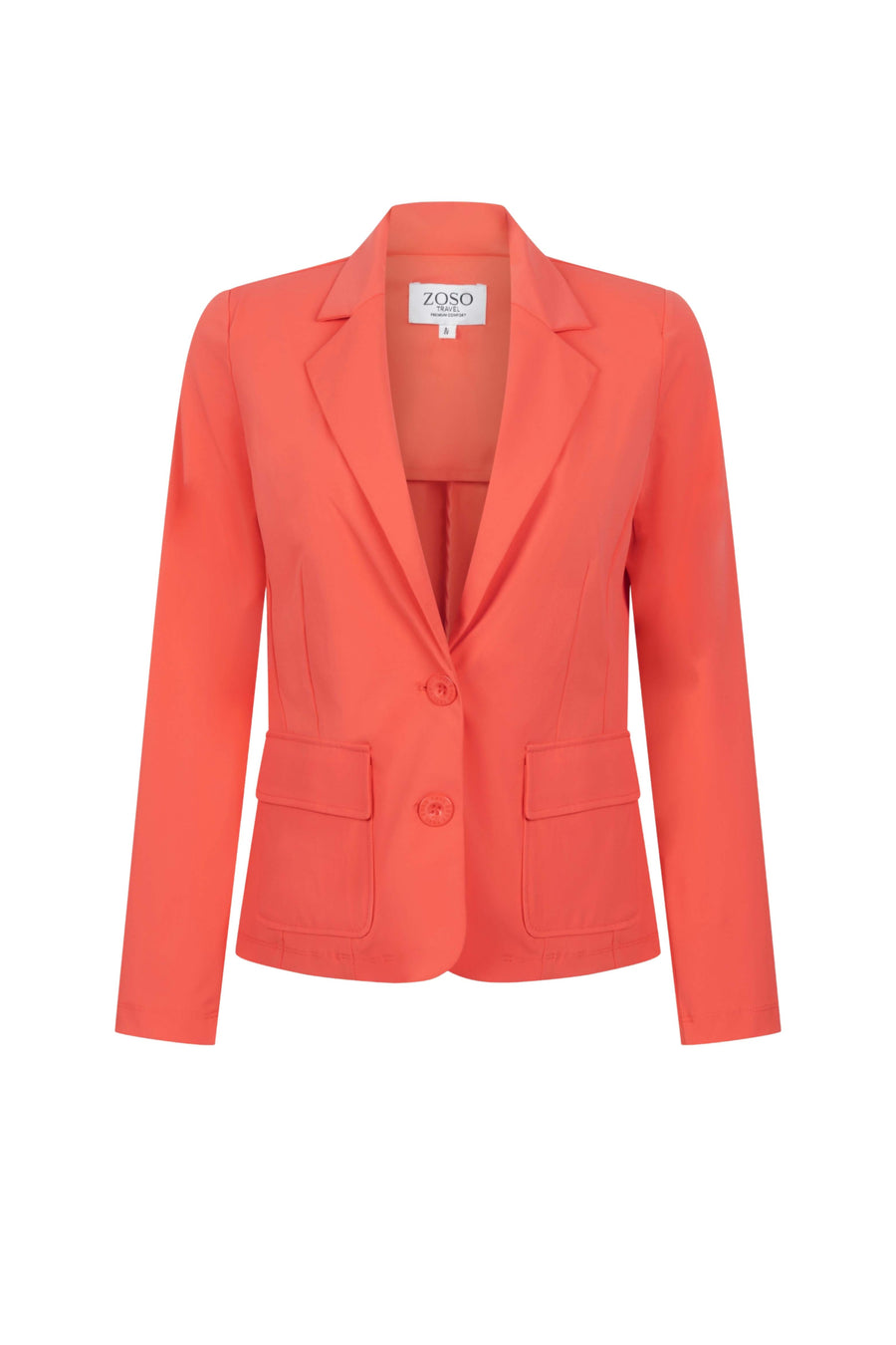 Zoso Travel Blazer Chantal Coral 262, lichtgewicht damesblazer in oranje kleur, gedragen door model op straat, close-up van het kledingstuk.