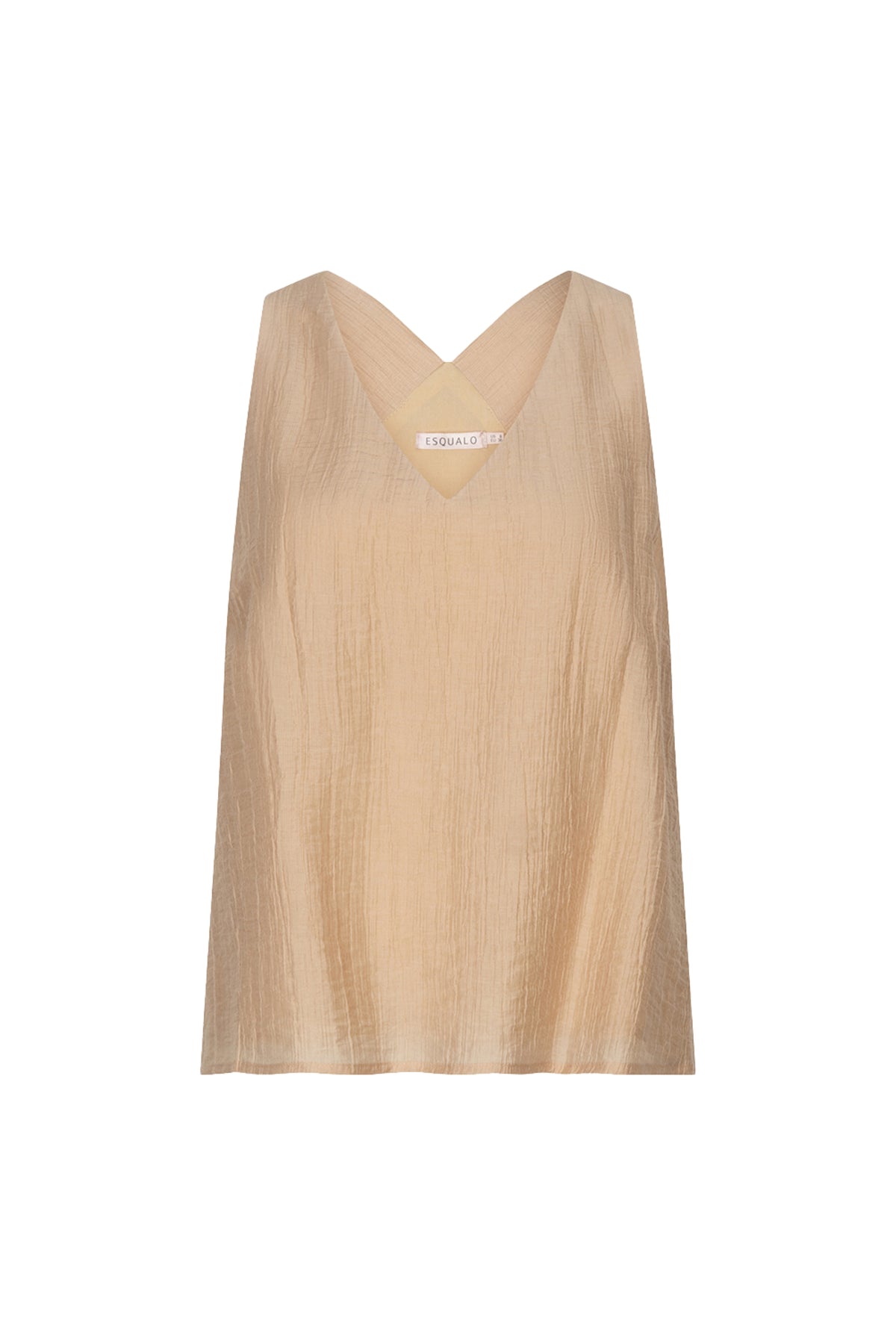 EsQualo Top Light Crinkle Sand HS26.14215, lichtgewicht top met crinkle textuur, getoond op een model.