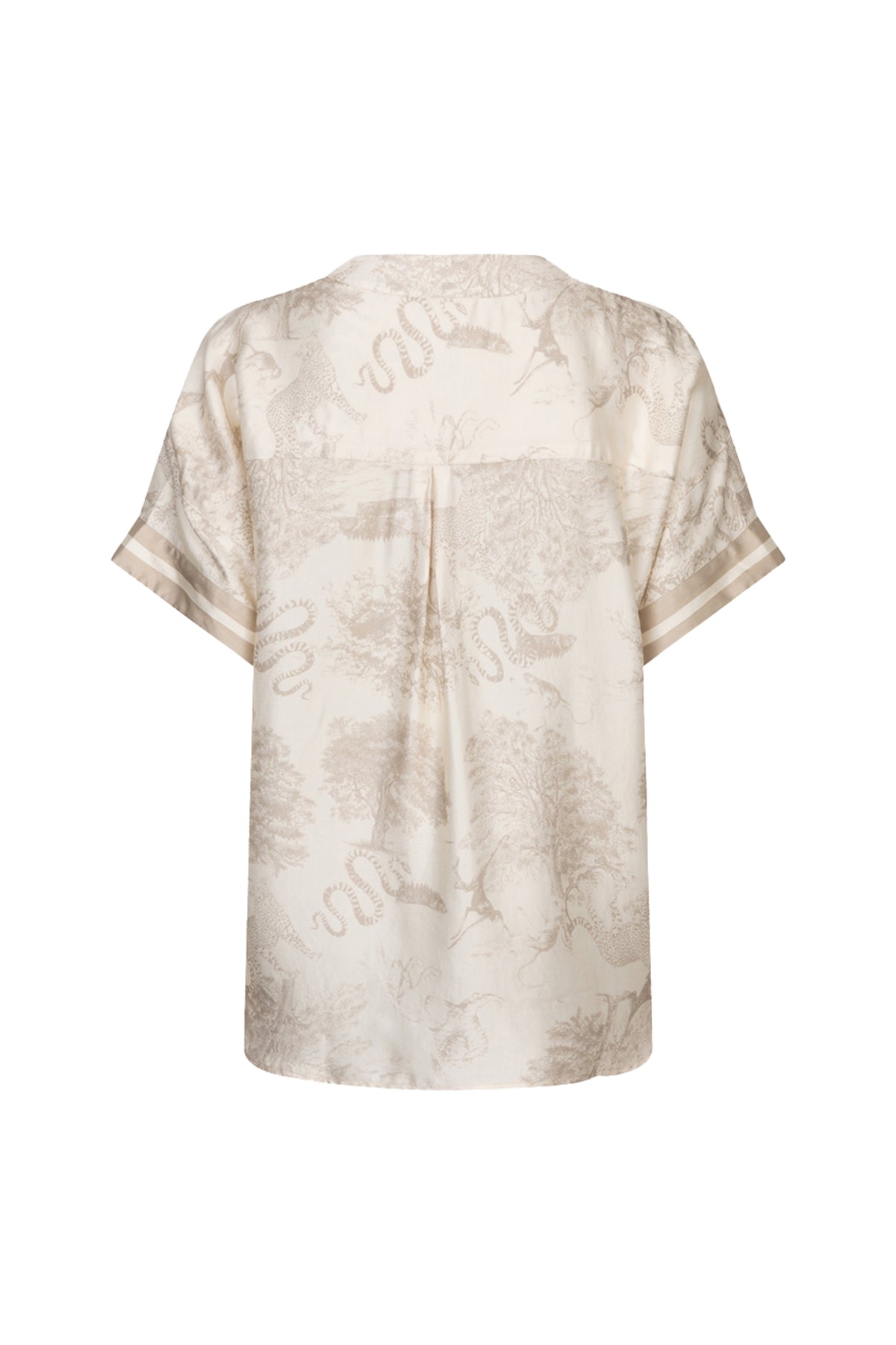 Blouse van EsQualo met safari print, lichte stof en elegante snit, gedragen door een model.