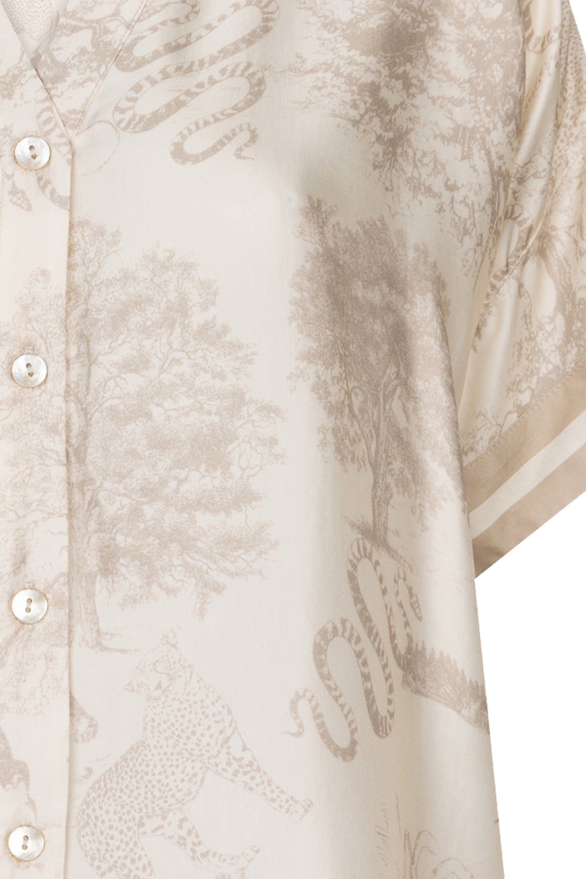 EsQualo blouse met safari print, lichtgewicht en stijlvol, gedragen door model met korte mouwen en knoopsluiting.