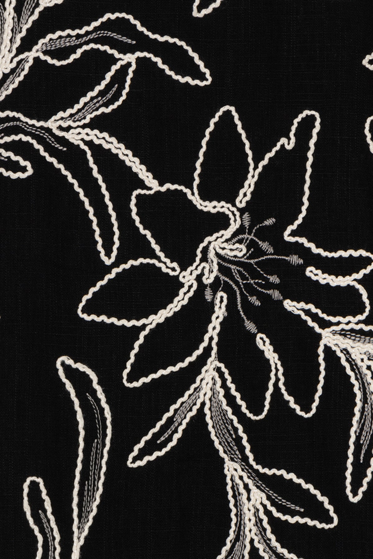 Zwarte jurk met bloemborduursel van EsQualo, elegant ontwerp, close-up van de gedetailleerde embroidery.